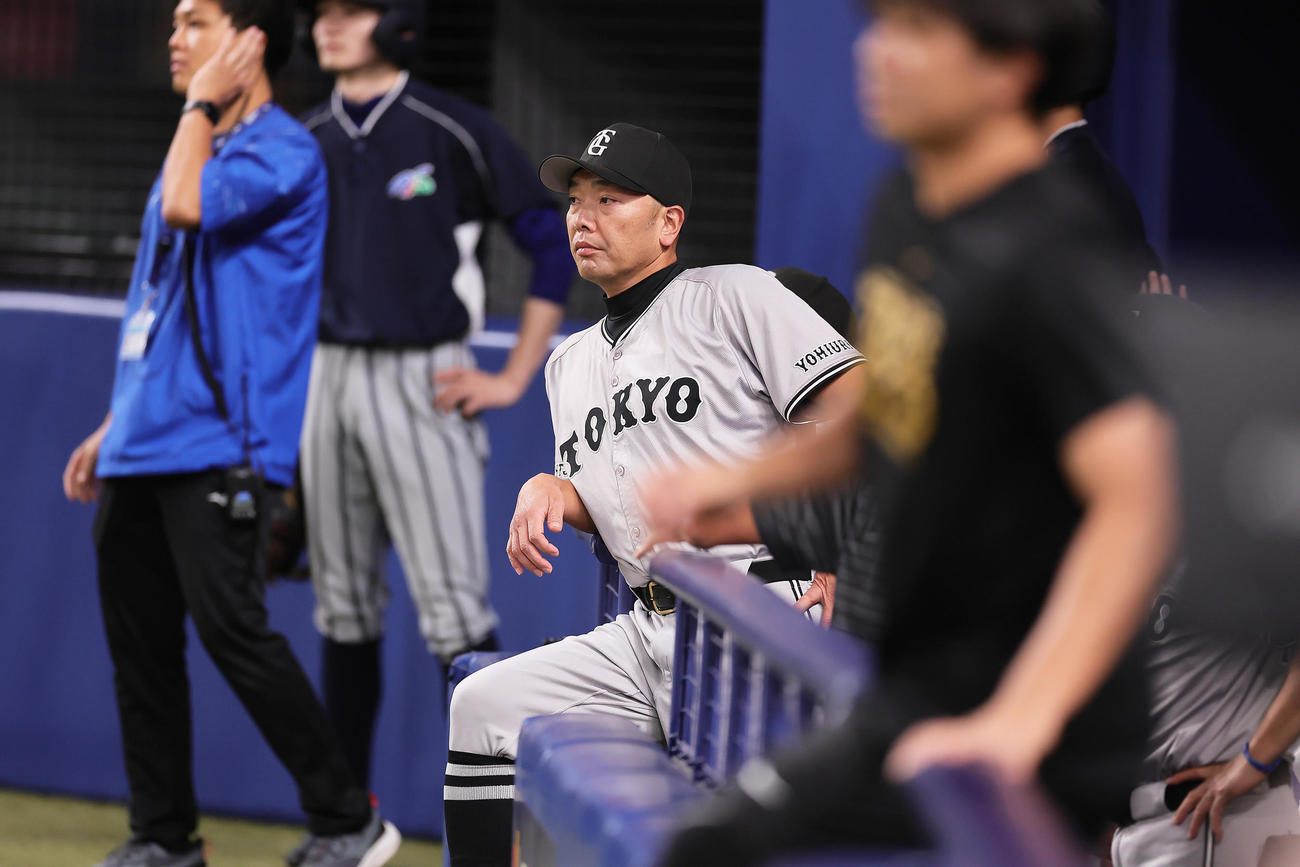 中日対巨人　5回裏中日1死二塁、板山の打球の捕球を試みた際、負傷したヘルナンデスを心配そうに見つめる阿部監督（撮影・足立雅史）