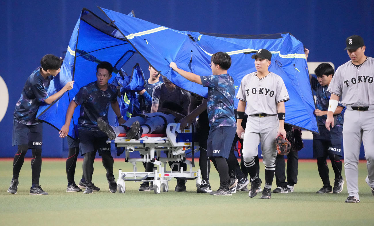 中日対巨人　5回裏中日1死、木下の打球に飛び込み負傷しストレッチャーに乗せられ退場するヘルナンデス（撮影・森本幸一）