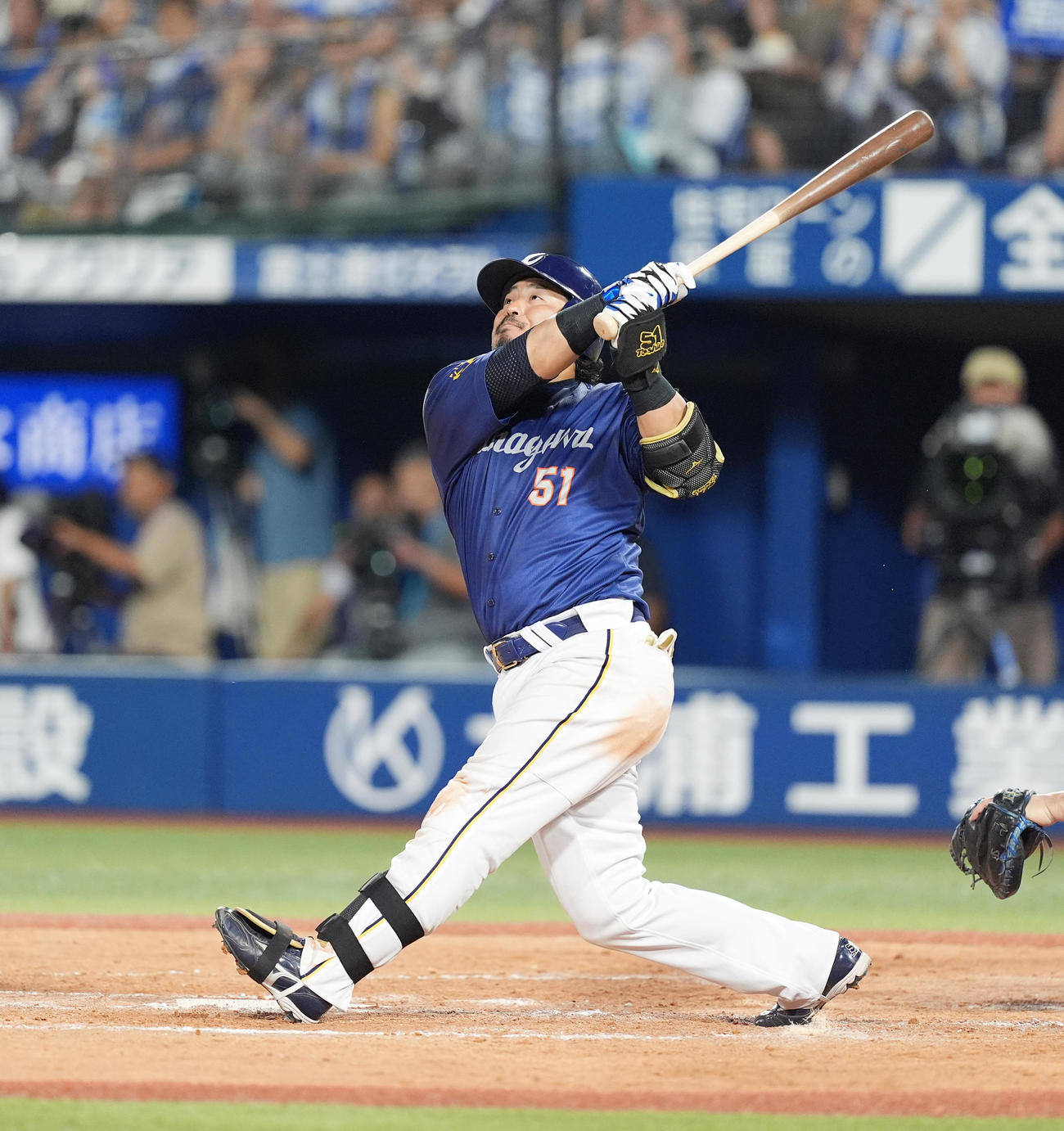 DeNA対ヤクルト　4回裏DeNA1死一、二塁、左越えに3点本塁打を放つ宮崎（撮影・菅敏）