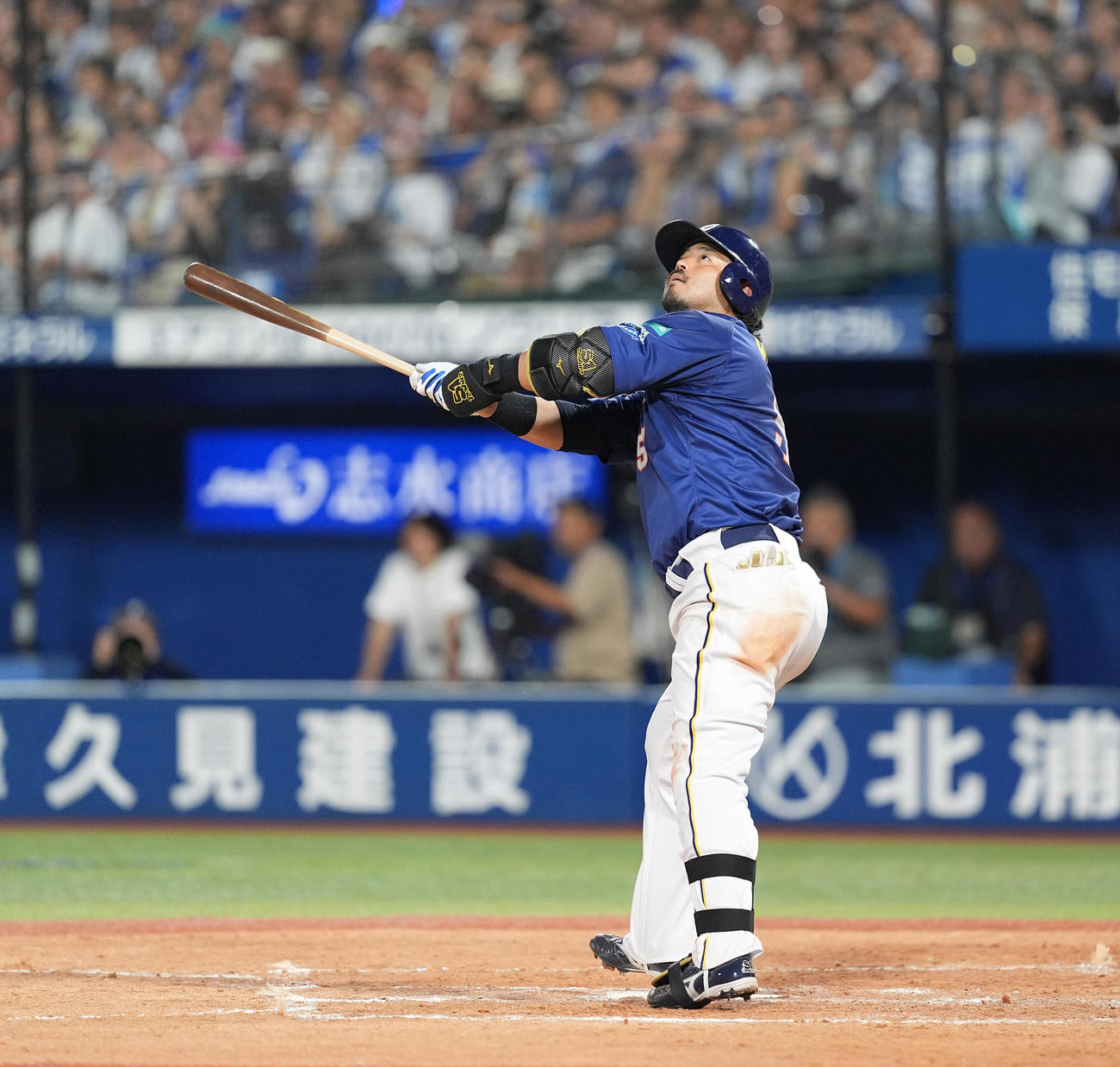 DeNA対ヤクルト　4回裏DeNA1死一、二塁、左越えに同点の3点本塁打を放つ宮崎（撮影・菅敏）