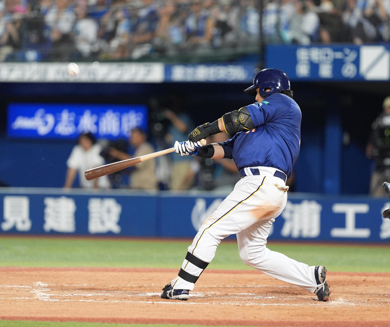 DeNA対ヤクルト　4回裏DeNA1死一、二塁、左越えに同点の3点本塁打を放つ宮崎（撮影・菅敏）