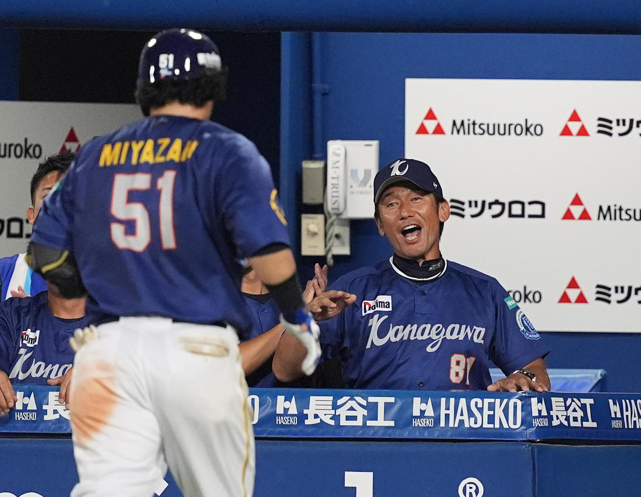 DeNA対ヤクルト　4回裏DeNA1死一、二塁、左越えに同点の3点本塁打を放った宮崎（手前）を迎える三浦監督（撮影・菅敏）