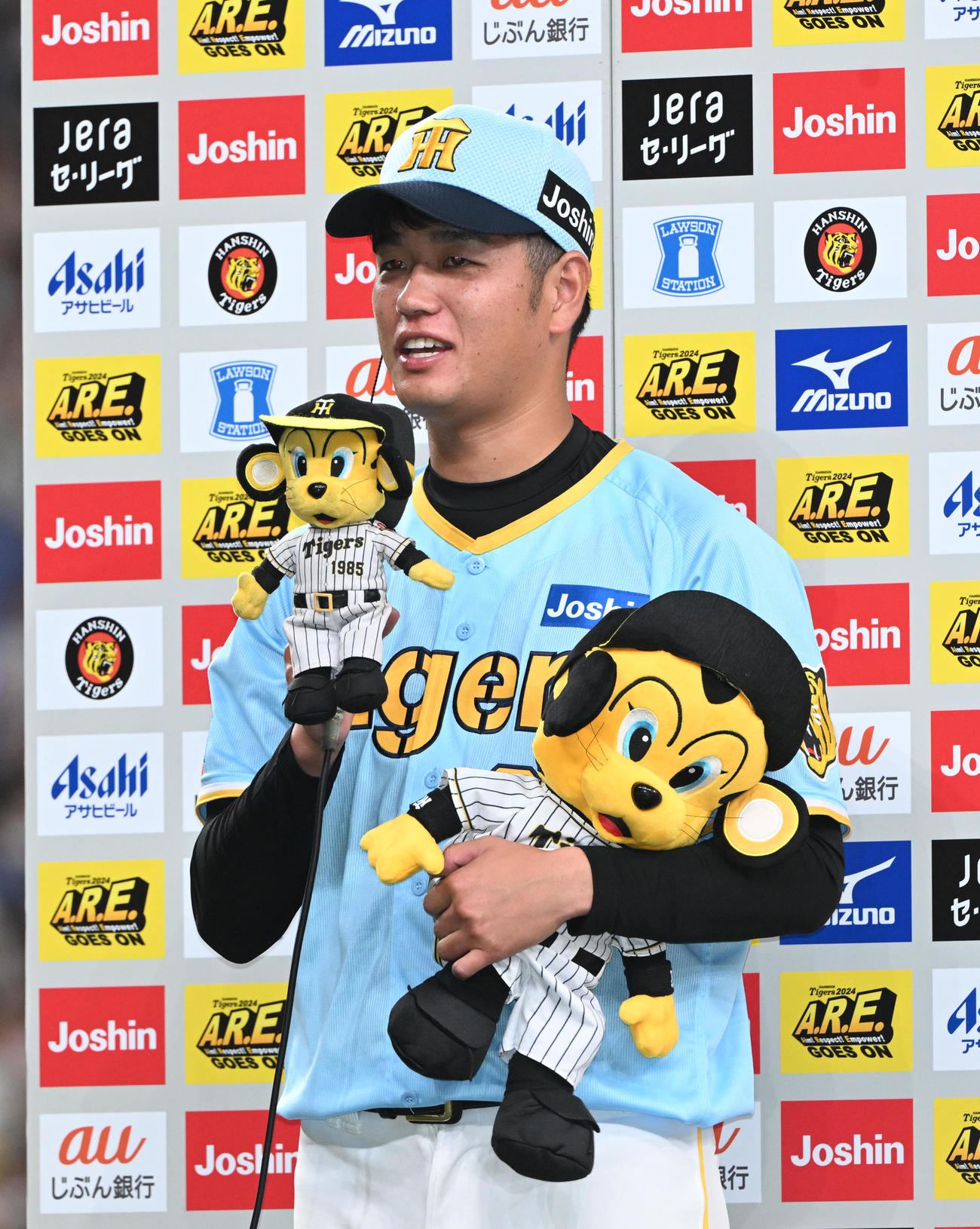 阪神対広島　ヒーローインタビューを受ける阪神高橋（撮影・和賀正仁）