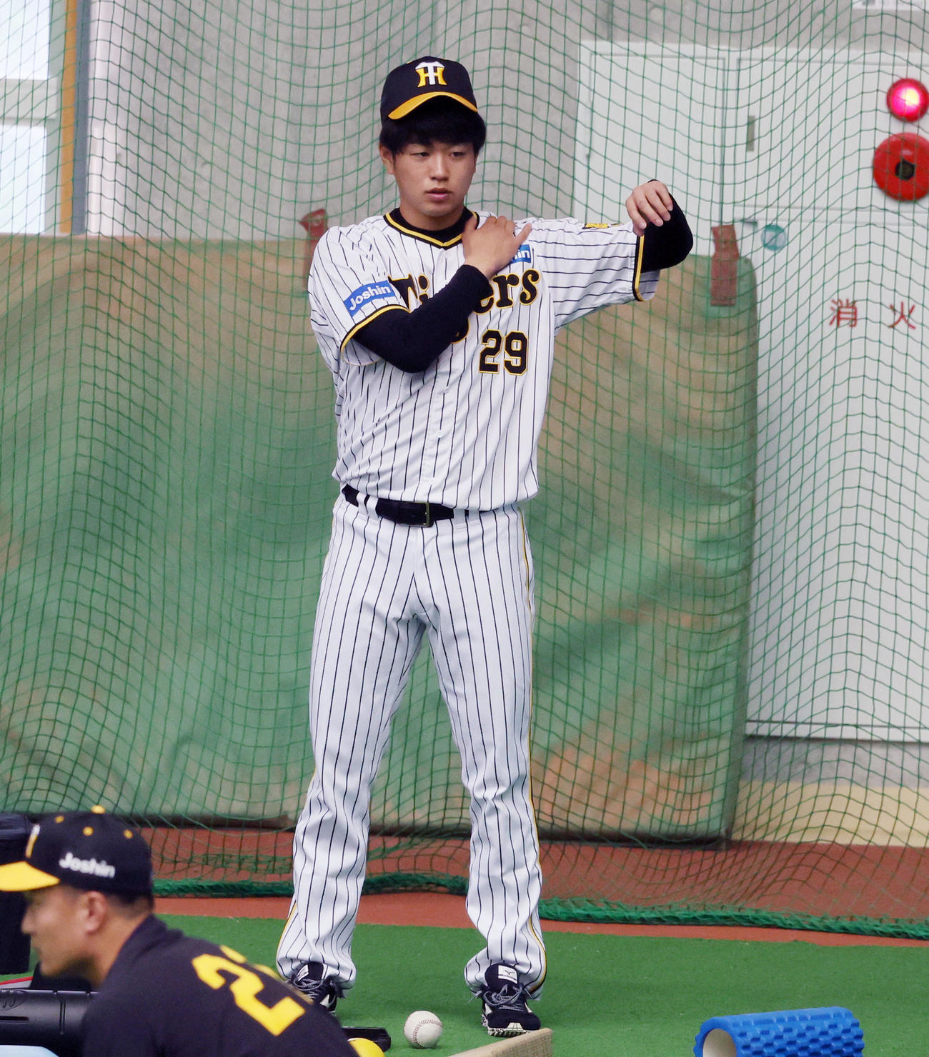 23年2月2日、春季キャンプで左肩を触る高橋