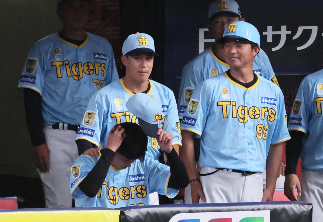 阪神対広島　勝利が決まり帽子をかぶり直す高橋（撮影・宮崎幸一）