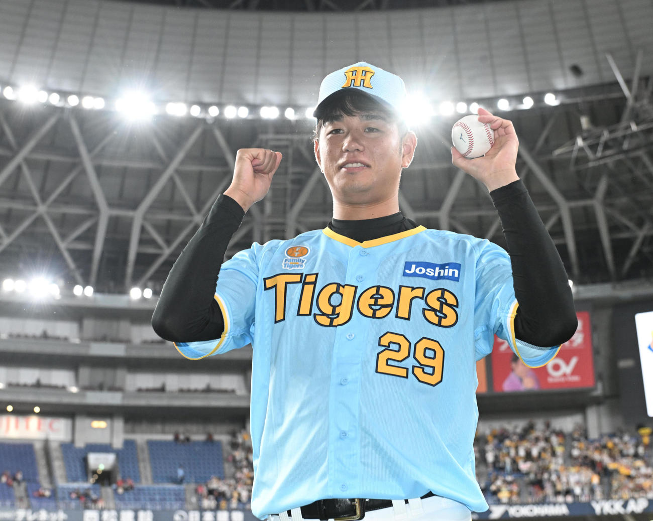 阪神対広島　ヒーローインタビュー後、ウイニングボールを手にガッツポーズする阪神高橋（撮影・和賀正仁）