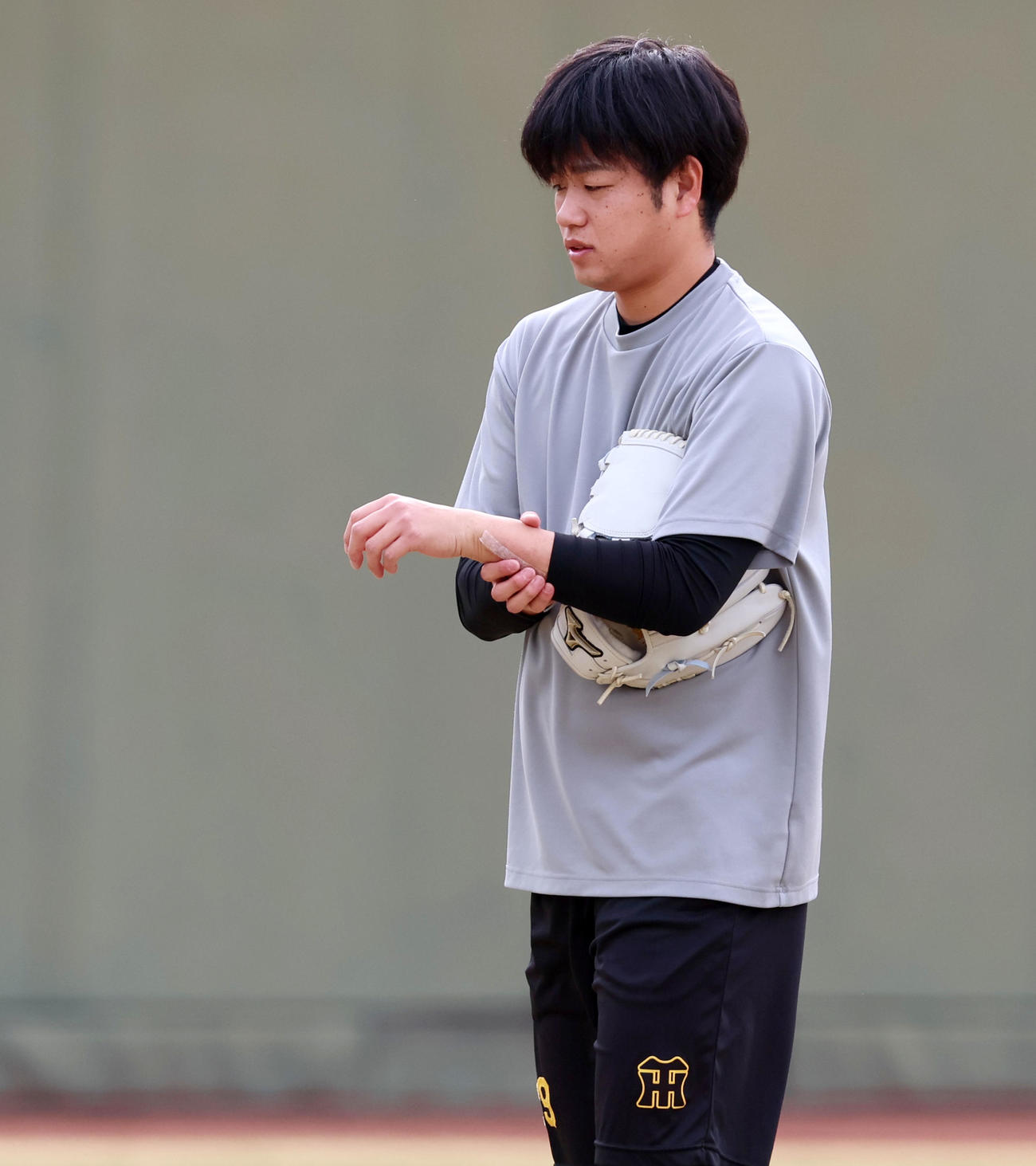 23年12月19日、キャッチボールを終え左腕を触る高橋