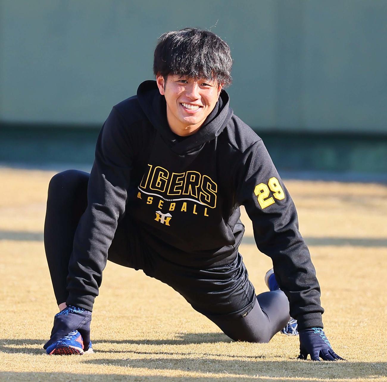 1月9日、笑顔を見せながらストレッチをする高橋
