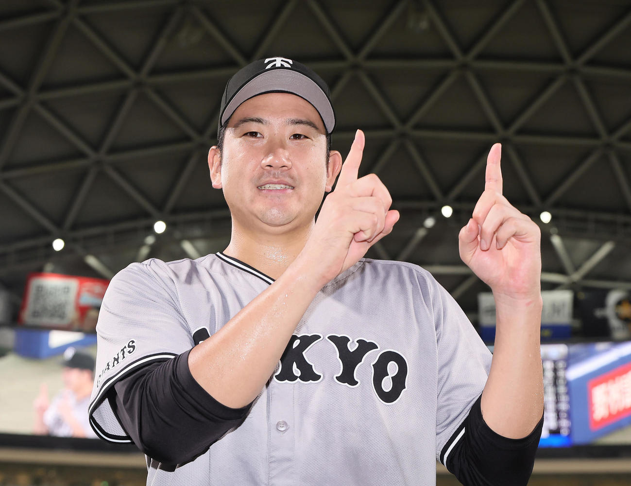 中日対巨人　11勝目を挙げ笑顔を見せる巨人菅野（撮影・足立雅史）