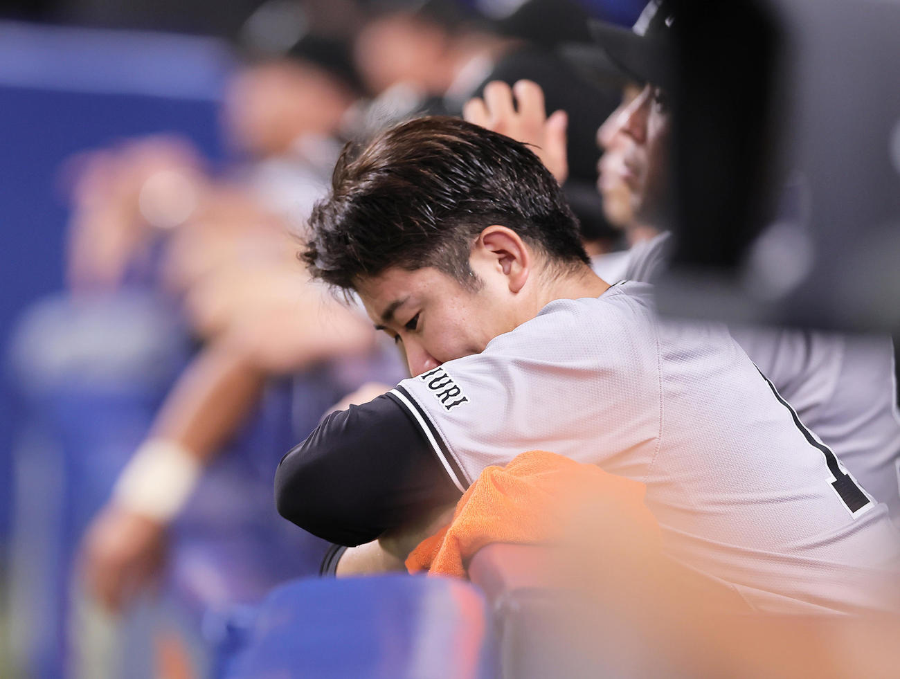 中日対巨人　9回、完封がなくなりベンチで浮かない顔を見せる菅野（撮影・足立雅史）