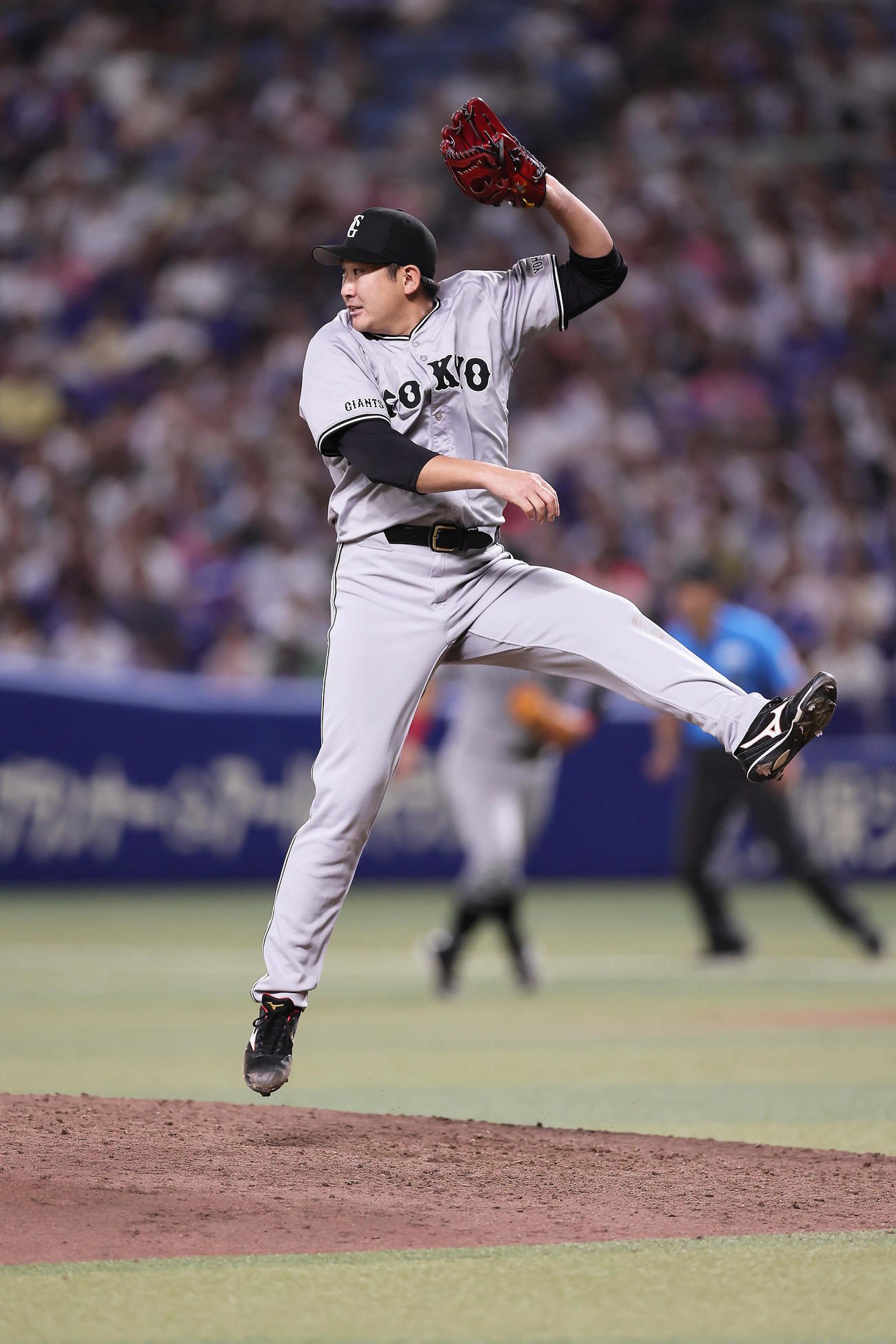 中日対巨人　9回裏中日1死二、三塁、村松に中前適時打を浴びた菅野（撮影・足立雅史）