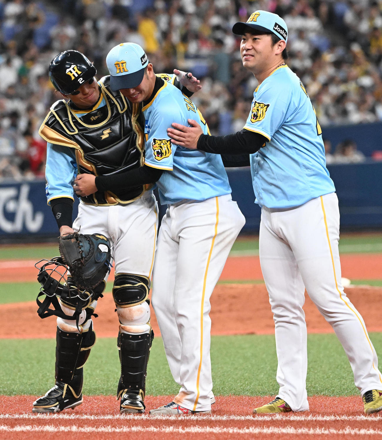 阪神対広島　ファンへのあいさつ後、梅野（左）と抱き合う高橋、右は桐敷（撮影・和賀正仁）