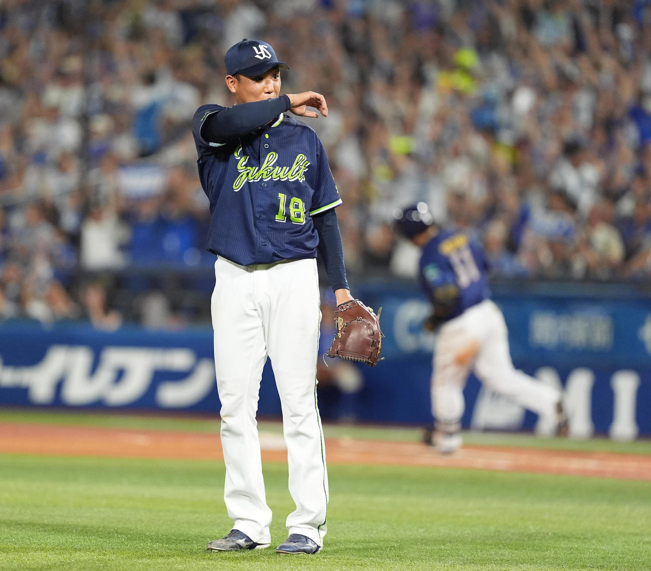DeNA対ヤクルト　4回裏DeNA1死一、二塁、宮崎（後方）に3点本塁打を打たれ、肩を落とす奥川（撮影・菅敏）