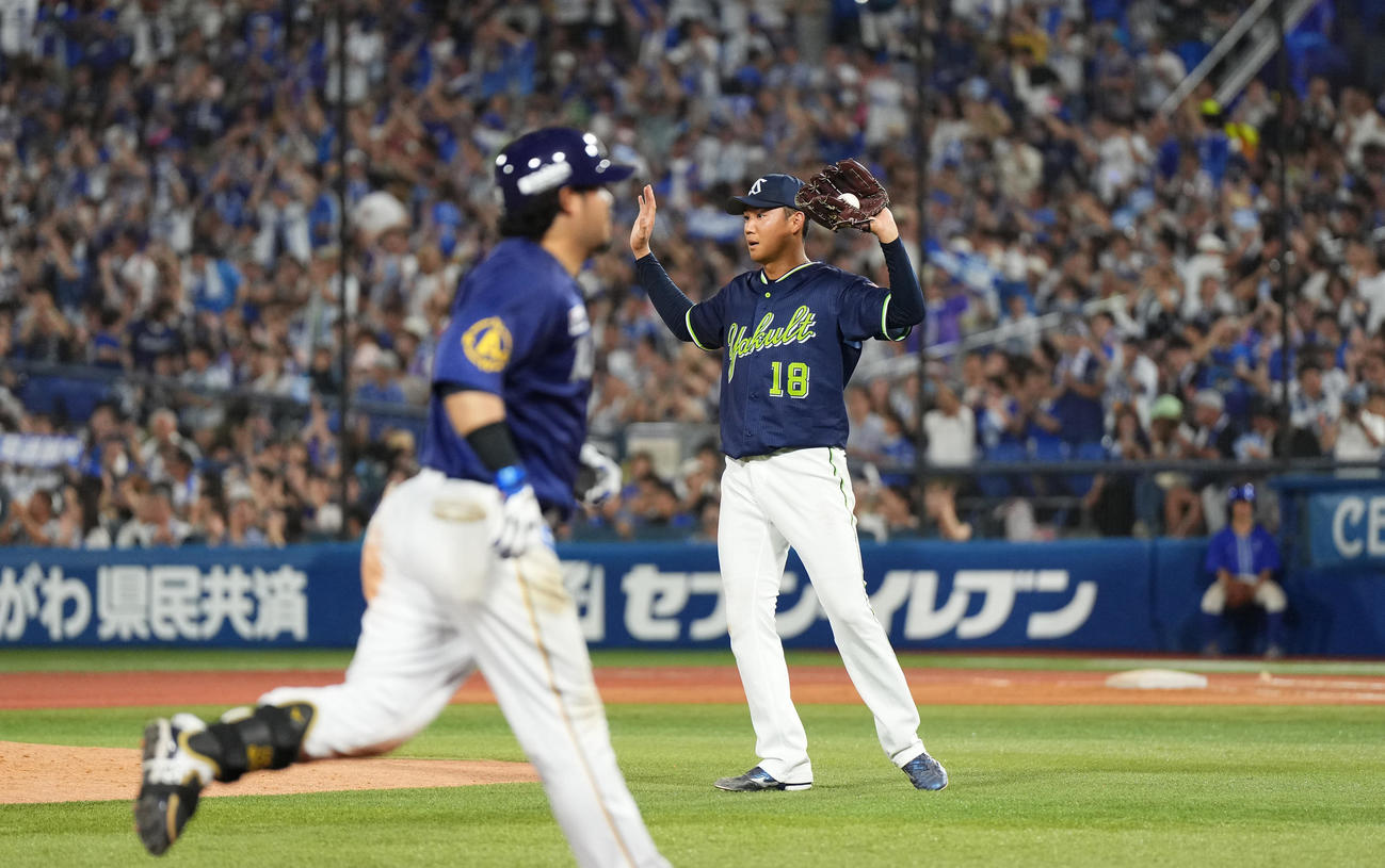 DeNA対ヤクルト　4回裏DeNA1死一、二塁、宮崎（後方）に3点本塁打を打たれ、肩を落とす奥川（撮影・菅敏）