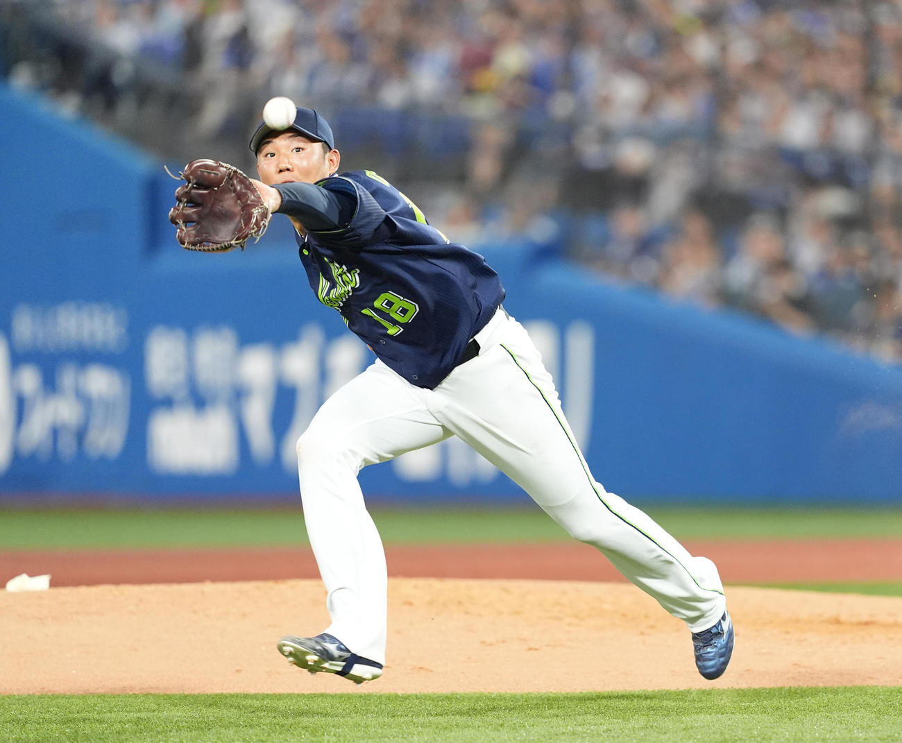 DeNA対ヤクルト　3回裏DeNA2死、桑原の投ゴロを処理する奥川（撮影・菅敏）