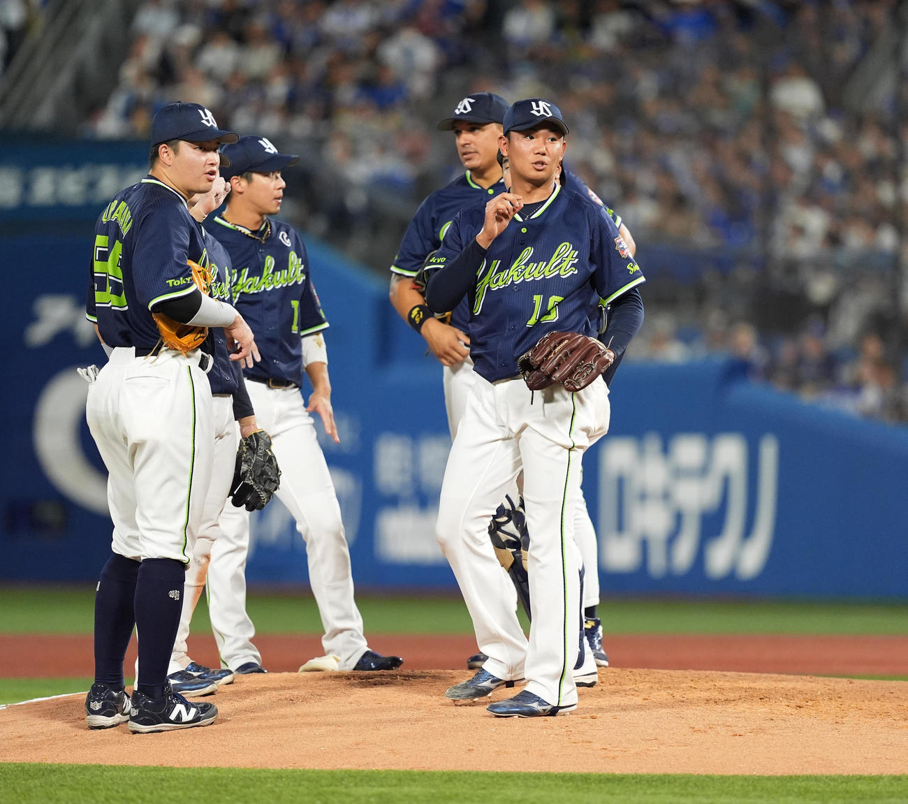 DeNA対ヤクルト　4回途中、マウンドに集まったナインと話すヤクルト奥川（右端）（撮影・菅敏）