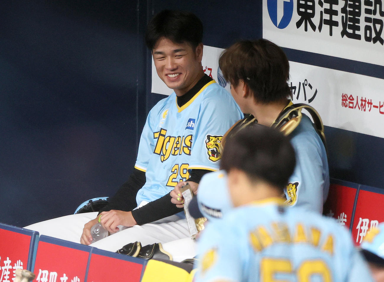 阪神対広島　試合を目前に阪神高橋（左）は梅野と笑顔で話す（撮影・上山淳一）