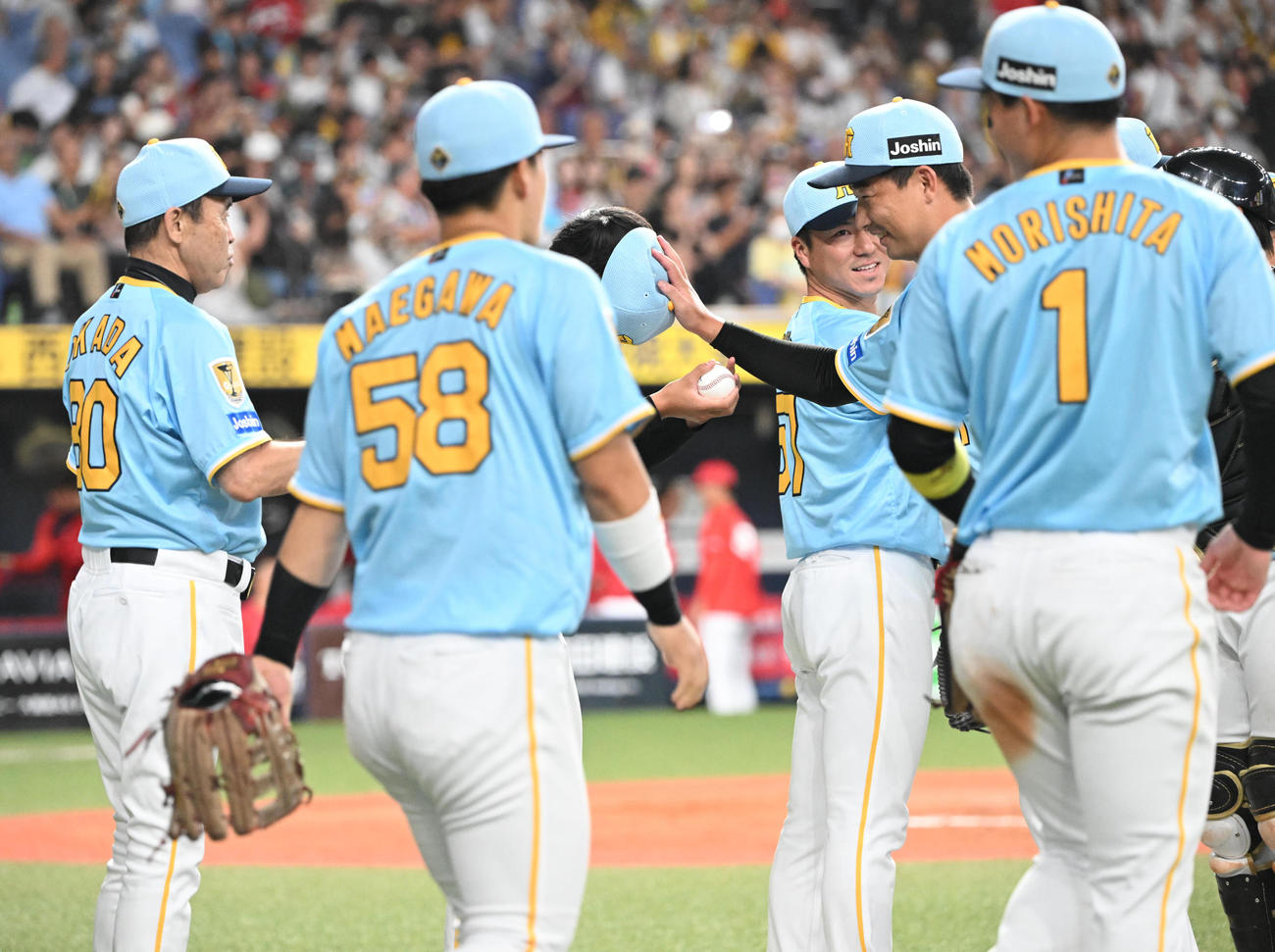 阪神対広島　岩崎優（右）からウイニングボールを受け取る高橋（撮影・和賀正仁）