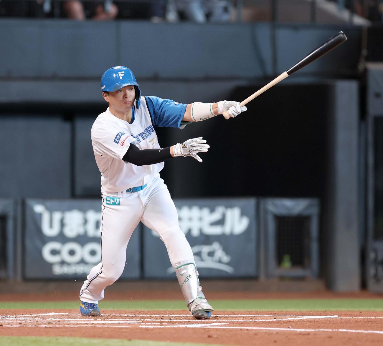 日本ハム対西武　1回裏日本ハム1死二塁、右前適時打を放つ郡司（撮影・黒川智章）