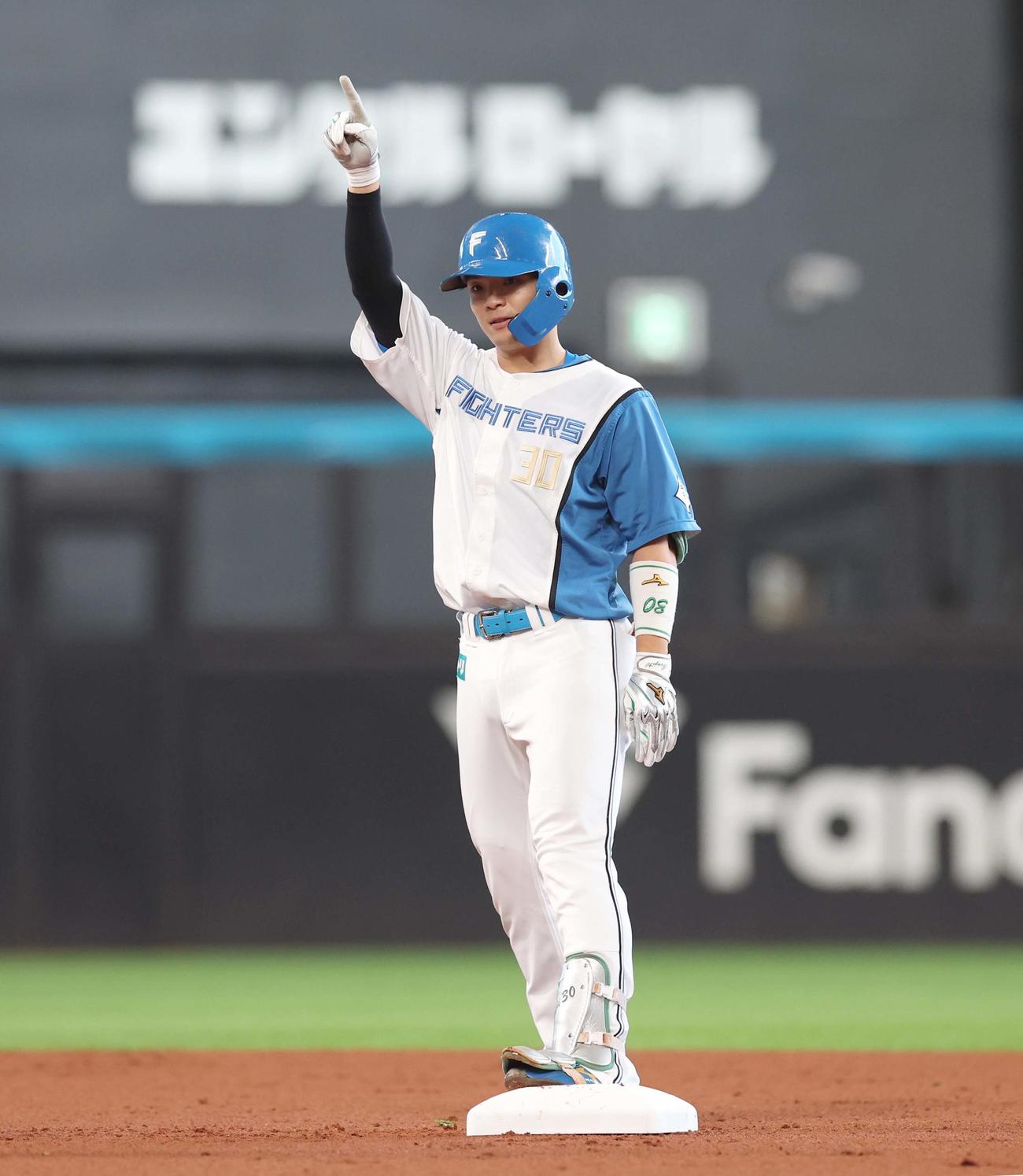日本ハム対西武　1回裏日本ハム1死二塁、右前適時打を放ちポーズをとる郡司（撮影・黒川智章）