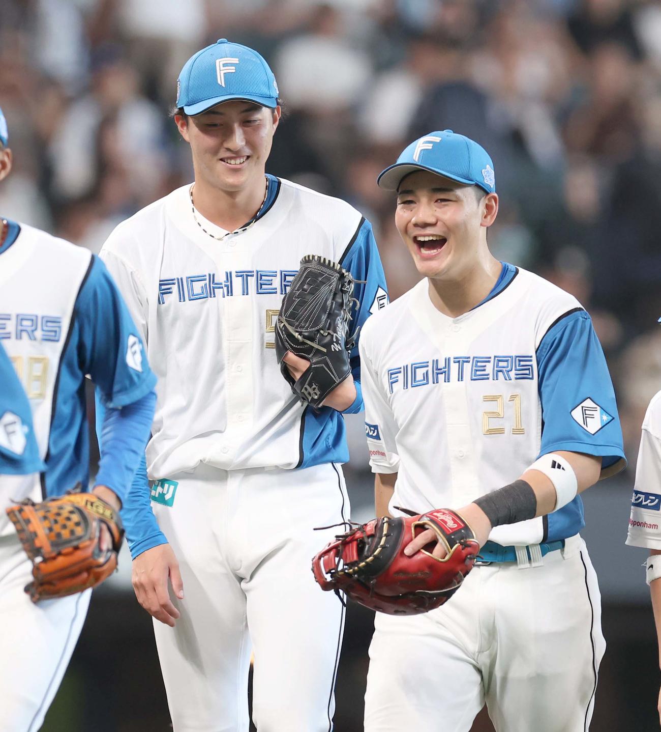 日本ハム対西武　試合後、笑顔で引き揚げる柳川（左）と清宮（撮影・黒川智章）