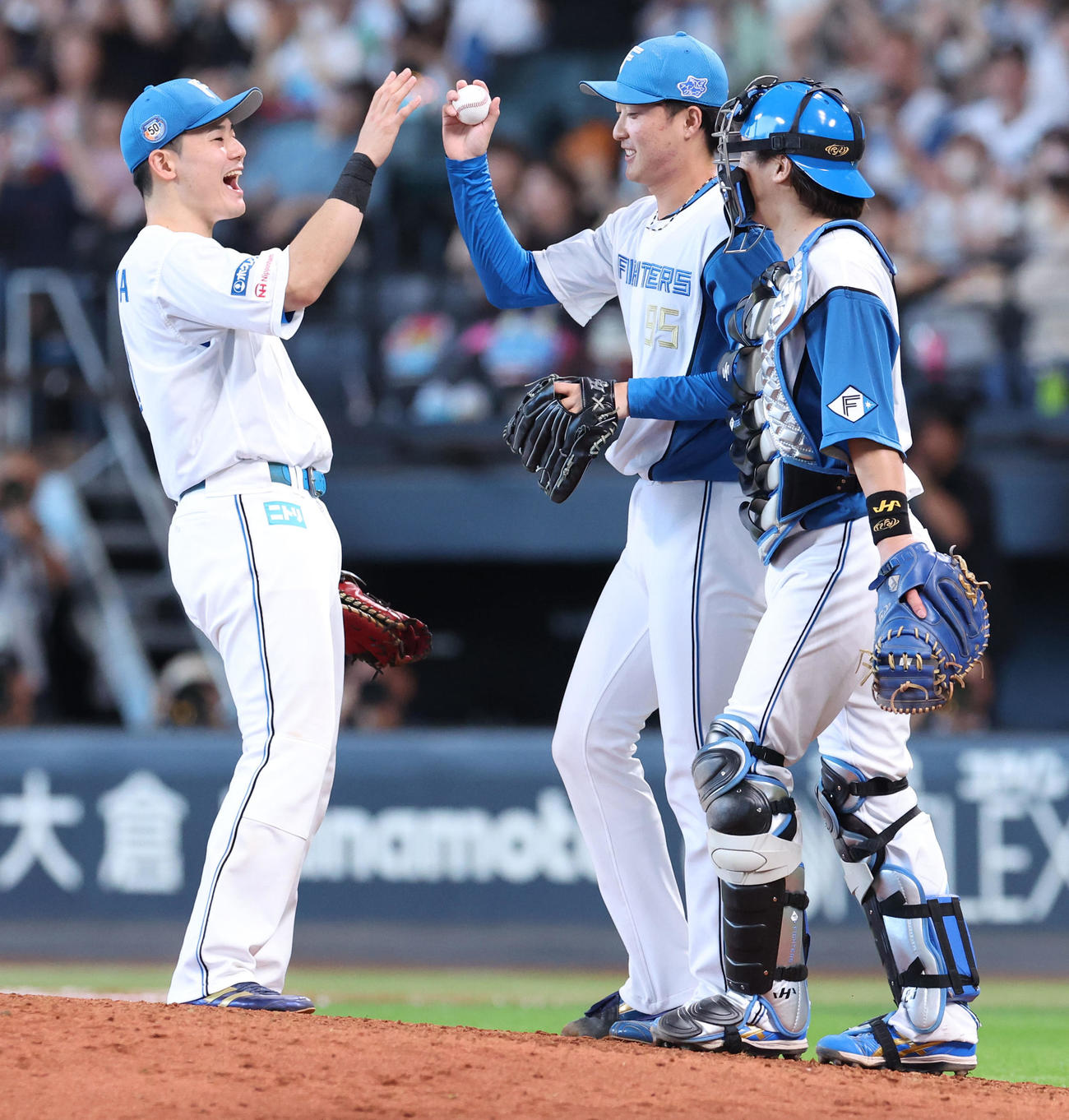 日本ハム対西武　試合終了後、勝利に喜ぶ日本ハム清宮（左）と柳川（撮影・佐藤翔太）