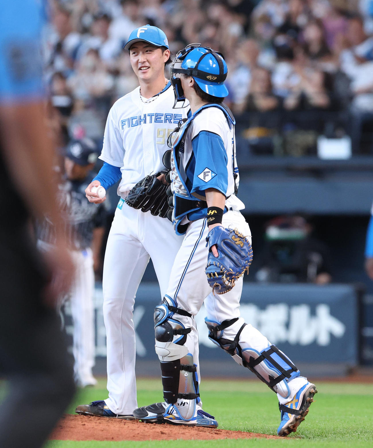 日本ハム対西武　試合終了後、勝利に笑顔を見せる日本ハム柳川（左）と伏見（撮影・佐藤翔太）
