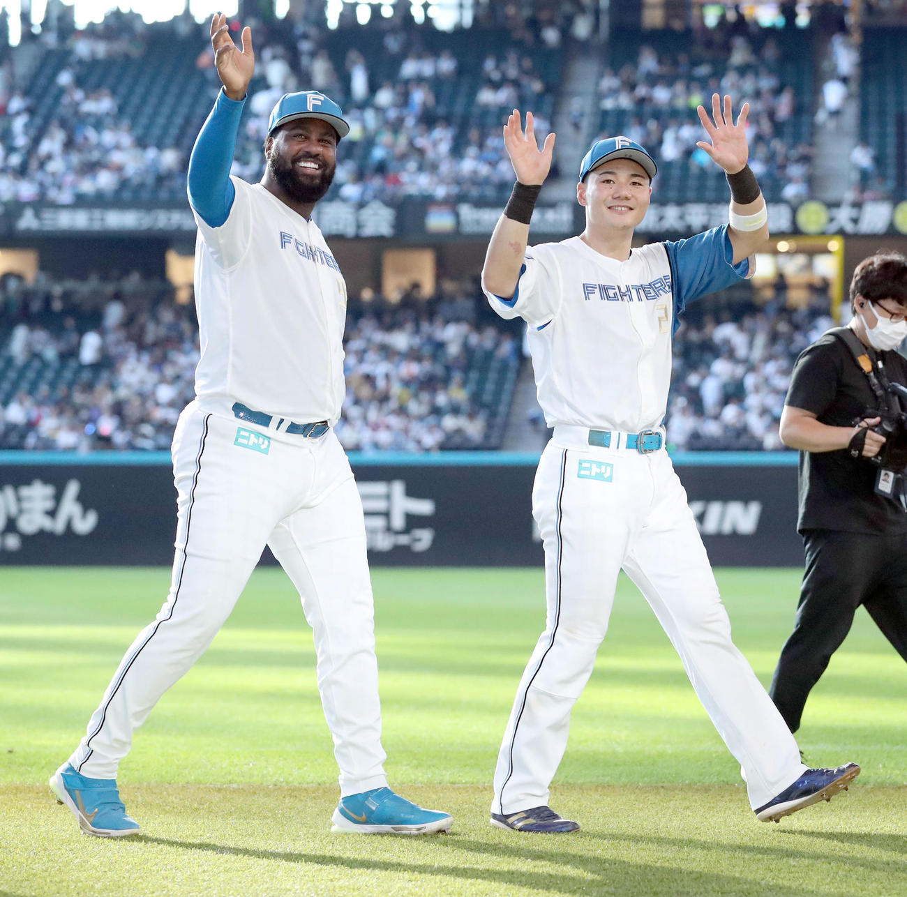 日本ハム対西武　試合終了後、グラウンドを1周する日本ハム・レイエス（左）と清宮（撮影・佐藤翔太）