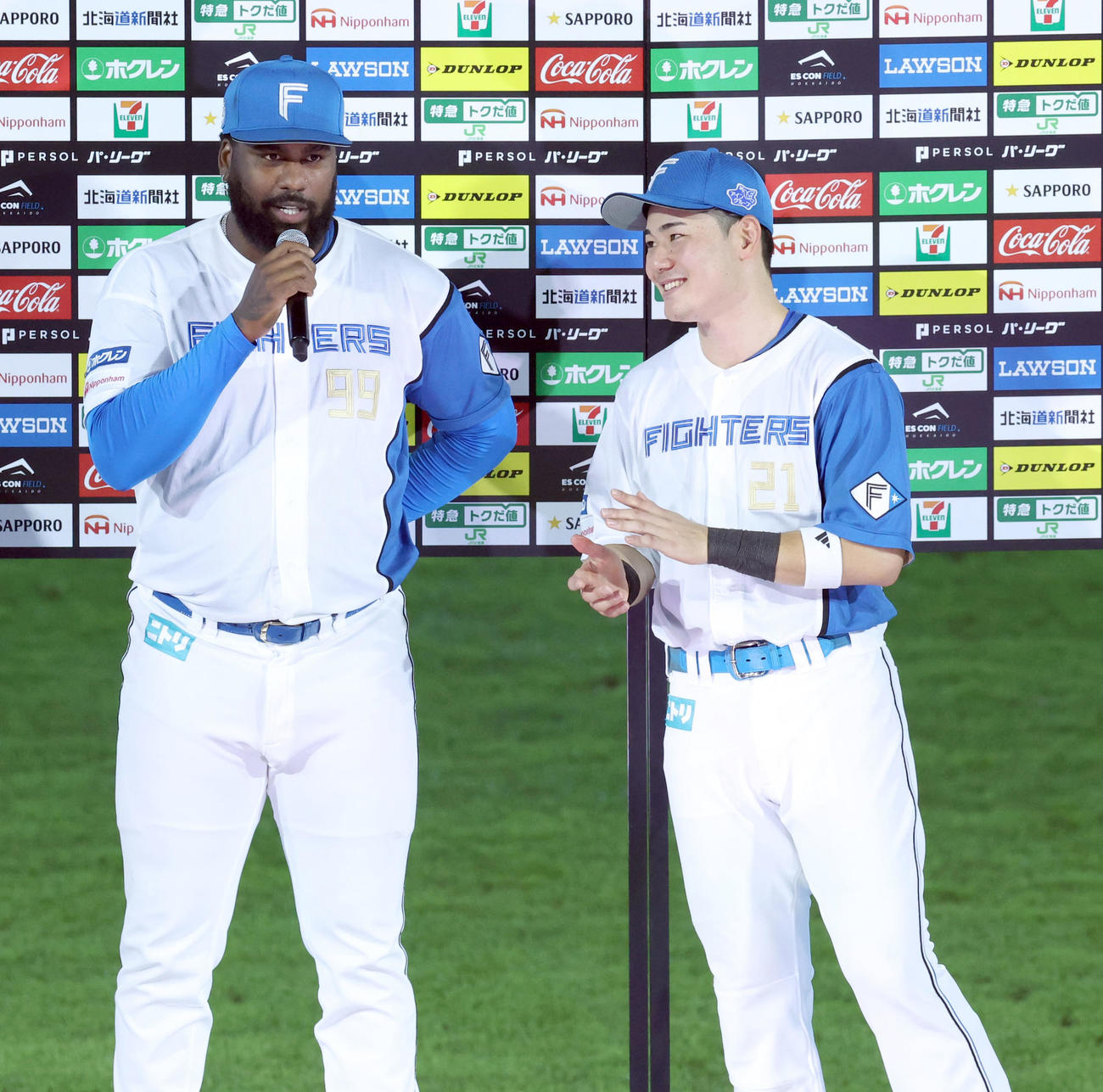 日本ハム対西武　試合終了後、インタビューを受ける日本ハム・レイエス（左）と清宮（撮影・佐藤翔太）