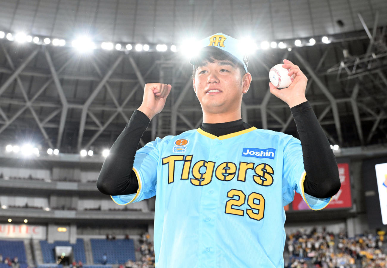 阪神対広島　ヒーローインタビュー後、ウイニングボールを手にガッツポーズする阪神高橋（撮影・和賀正仁）