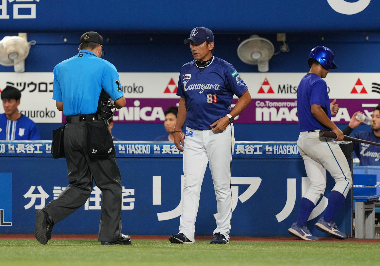 DeNA対ヤクルト　7回、投手交代を球審に告げるDeNA三浦監督（中央）（撮影・菅敏）