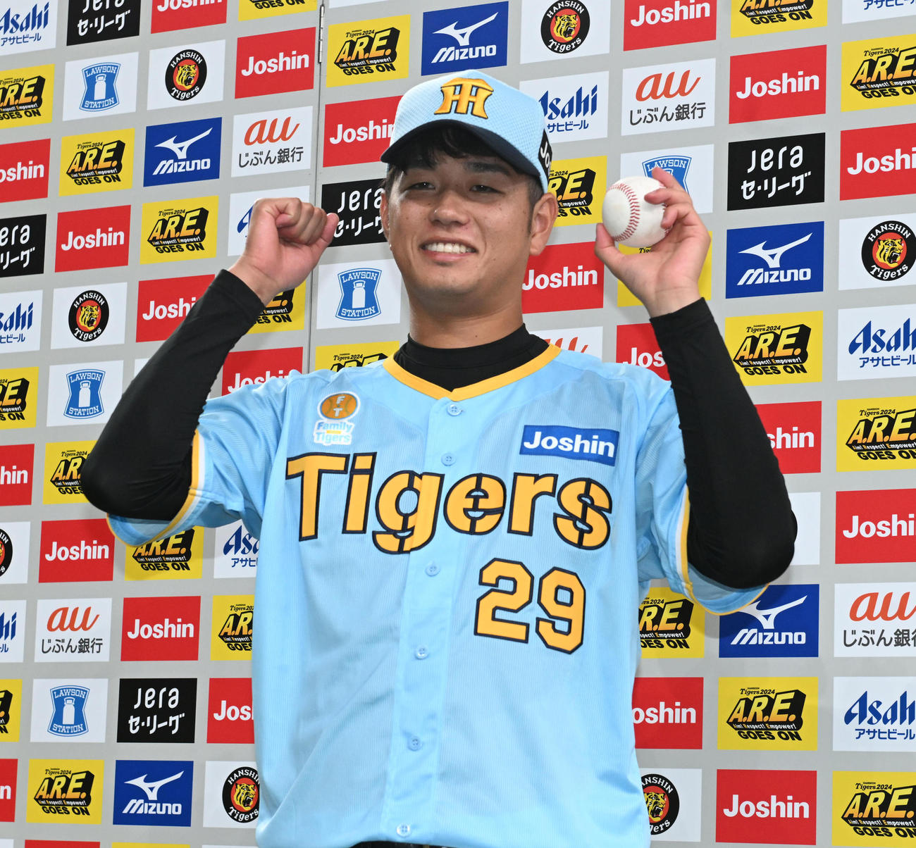 阪神対広島　ヒーローインタビュー後、ウイニングボールを手にガッツポーズする阪神高橋（撮影・和賀正仁）