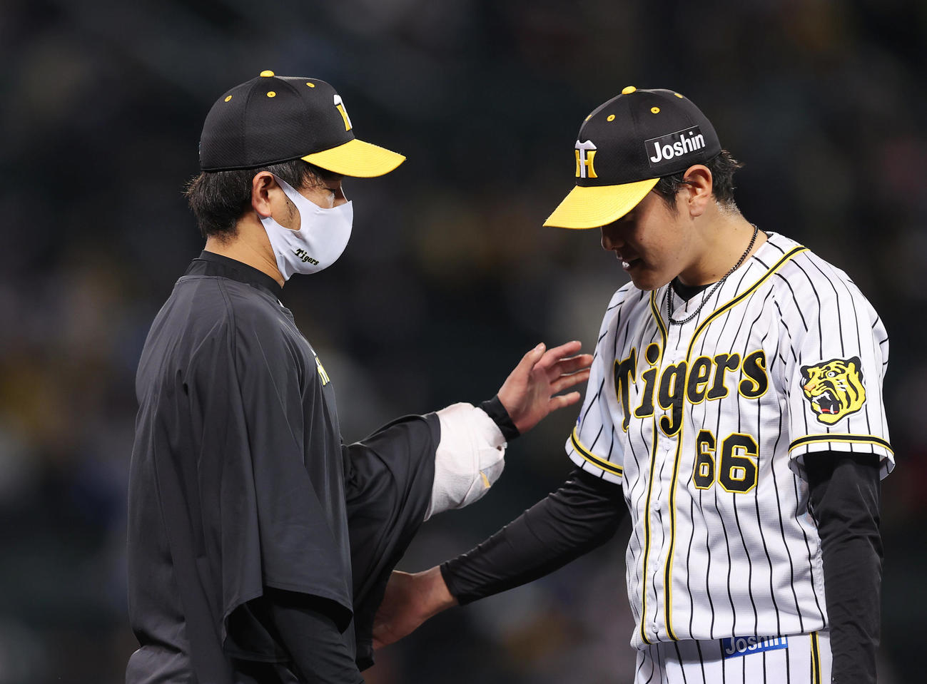 阪神対中日　中日に勝利し、言葉を交わす阪神高橋遥人（左）と小川一平（撮影・前田充）＝2021年10月21日、甲子園球場