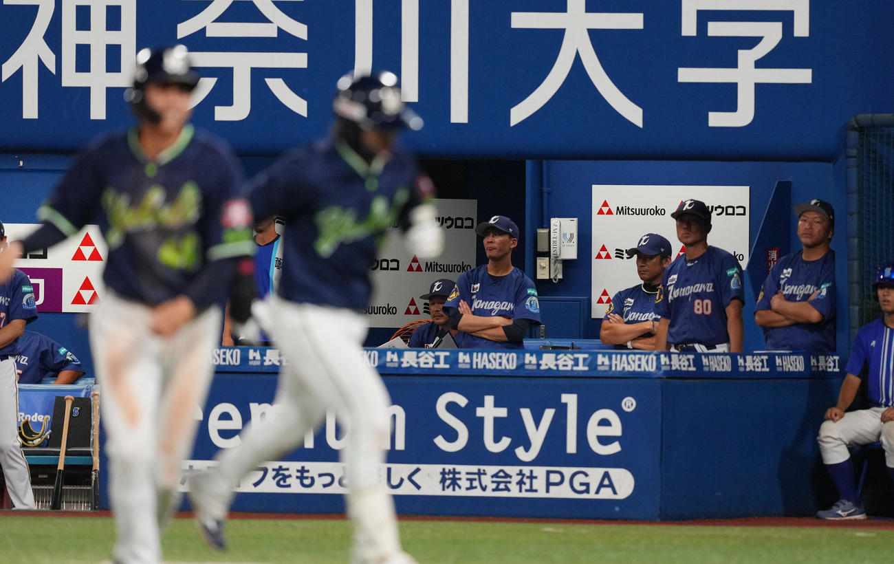 DeNA対ヤクルト　7回表ヤクルト2死二塁、長岡（前方右）に2点本塁打を打たれ、ベンチで渋い表情を見せる三浦監督（後方右から3人目）（撮影・菅敏）