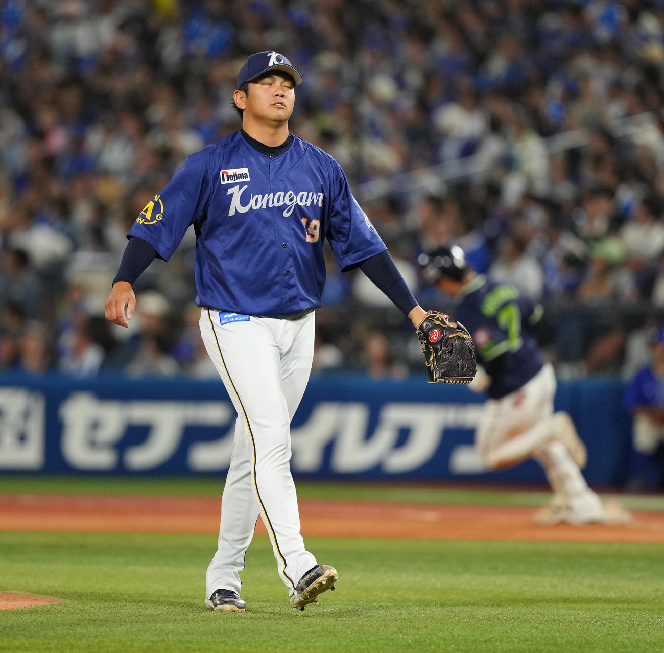 DeNA対ヤクルト　7回表ヤクルト2死二塁、長岡（後方）に2点本塁打を打たれ、肩を落とす山崎康（撮影・菅敏）