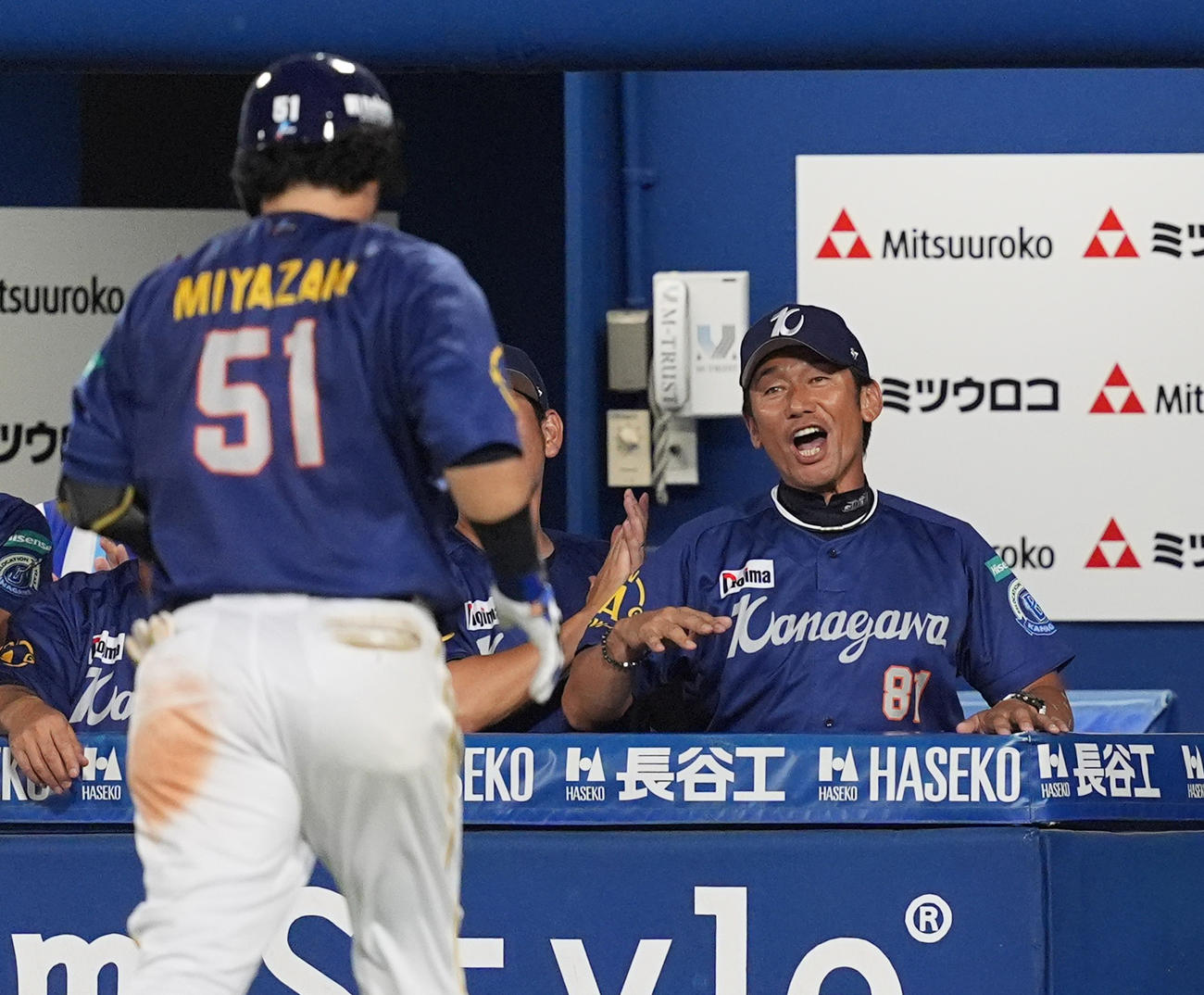 DeNA対ヤクルト　4回裏DeNA1死一、二塁、左越えに同点の3点本塁打を放った宮崎（手前）を迎える三浦監督（撮影・菅敏）