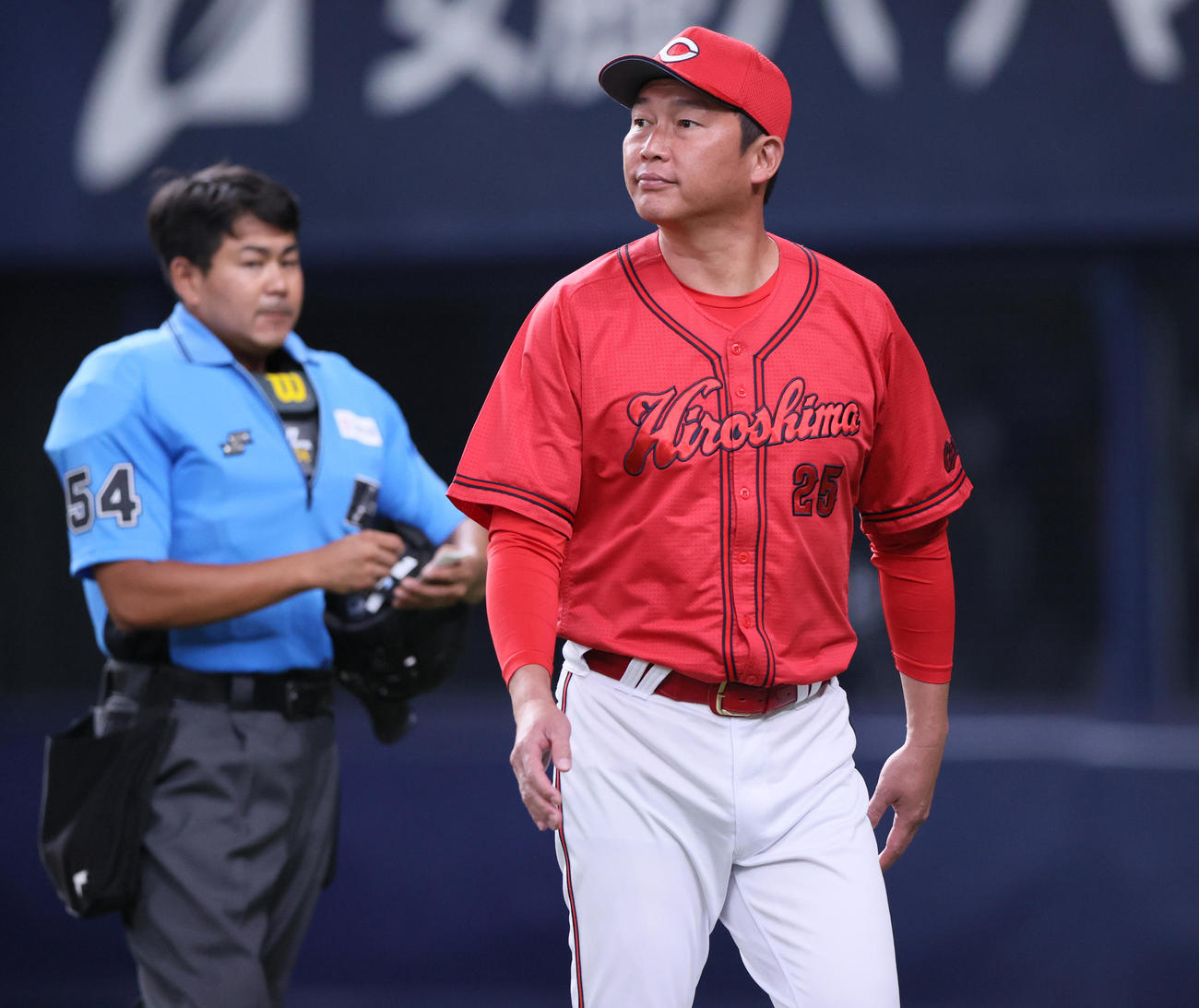 阪神対広島　4回表終了後、広島新井監督は選手交代を告げベンチへ戻る（撮影・上山淳一）