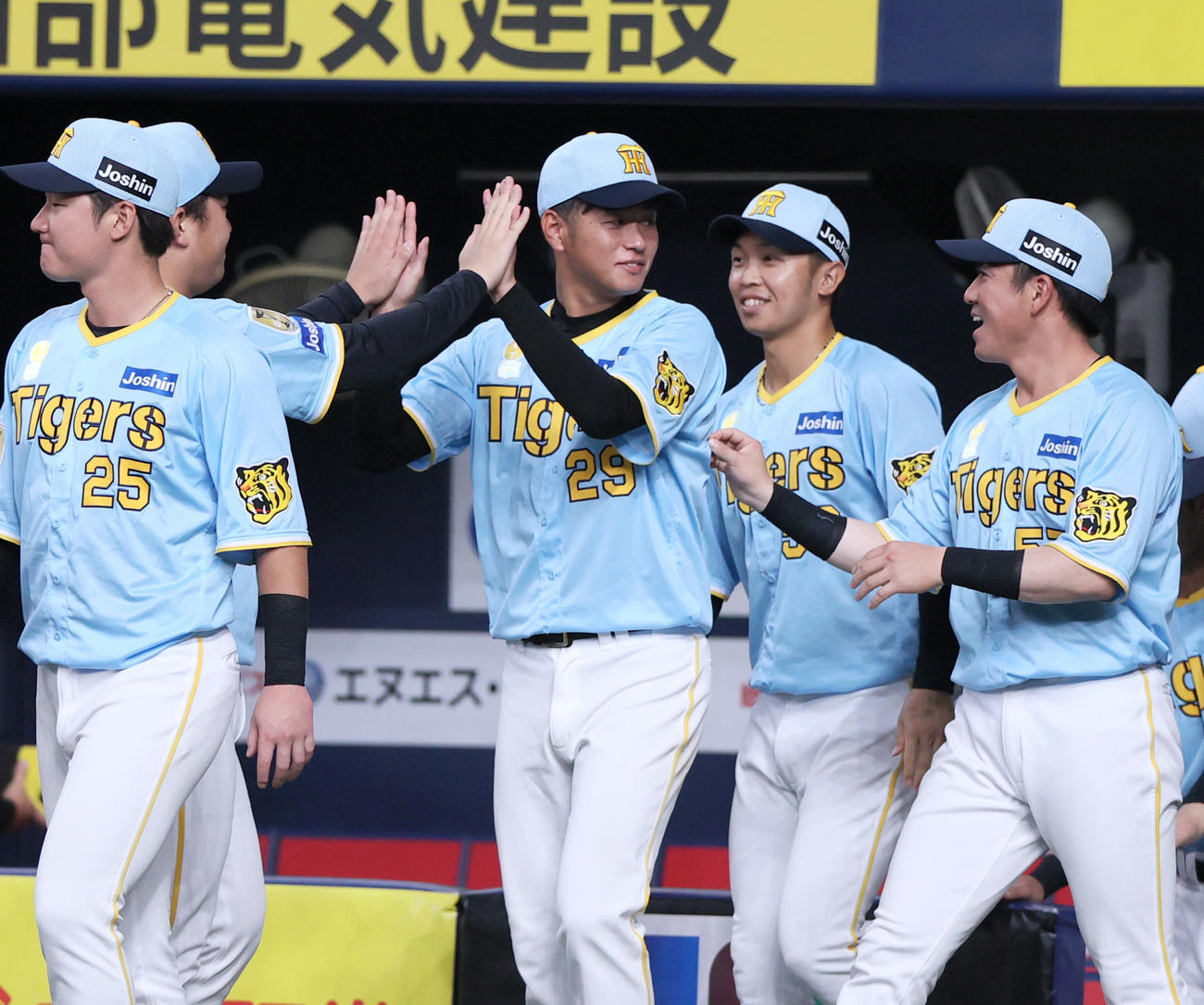 阪神対広島　阪神高橋（中央）は1009日ぶり勝利を挙げ仲間から祝福を受ける（撮影・上山淳一）