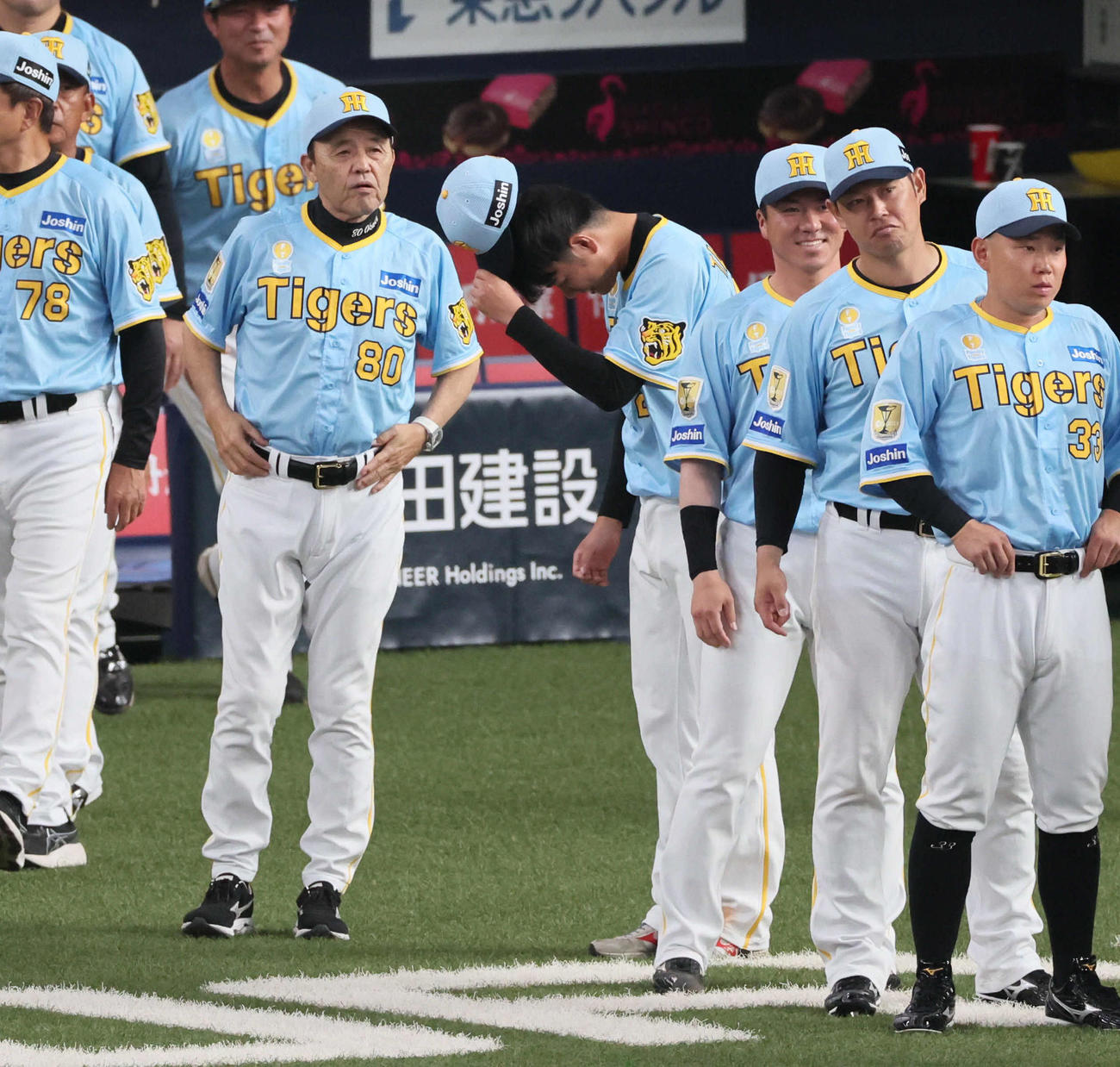 阪神対広島　勝利を祝う岡田監督（左）に一礼する高橋（撮影・宮崎幸一）