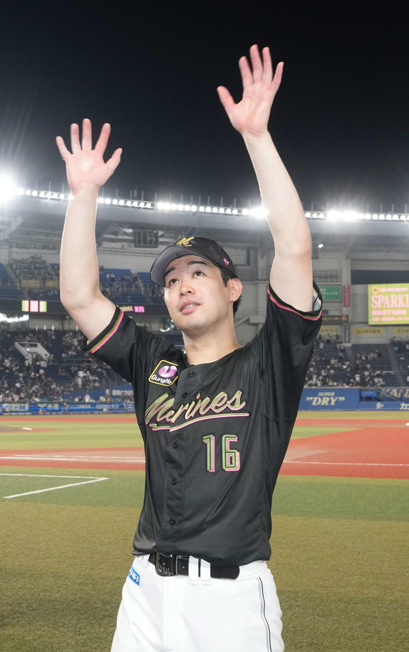 ロッテ対オリックス　ZOZOマリンで初の完投勝利を飾ったロッテ先発の種市はファンの声援に応える（撮影・小沢裕）