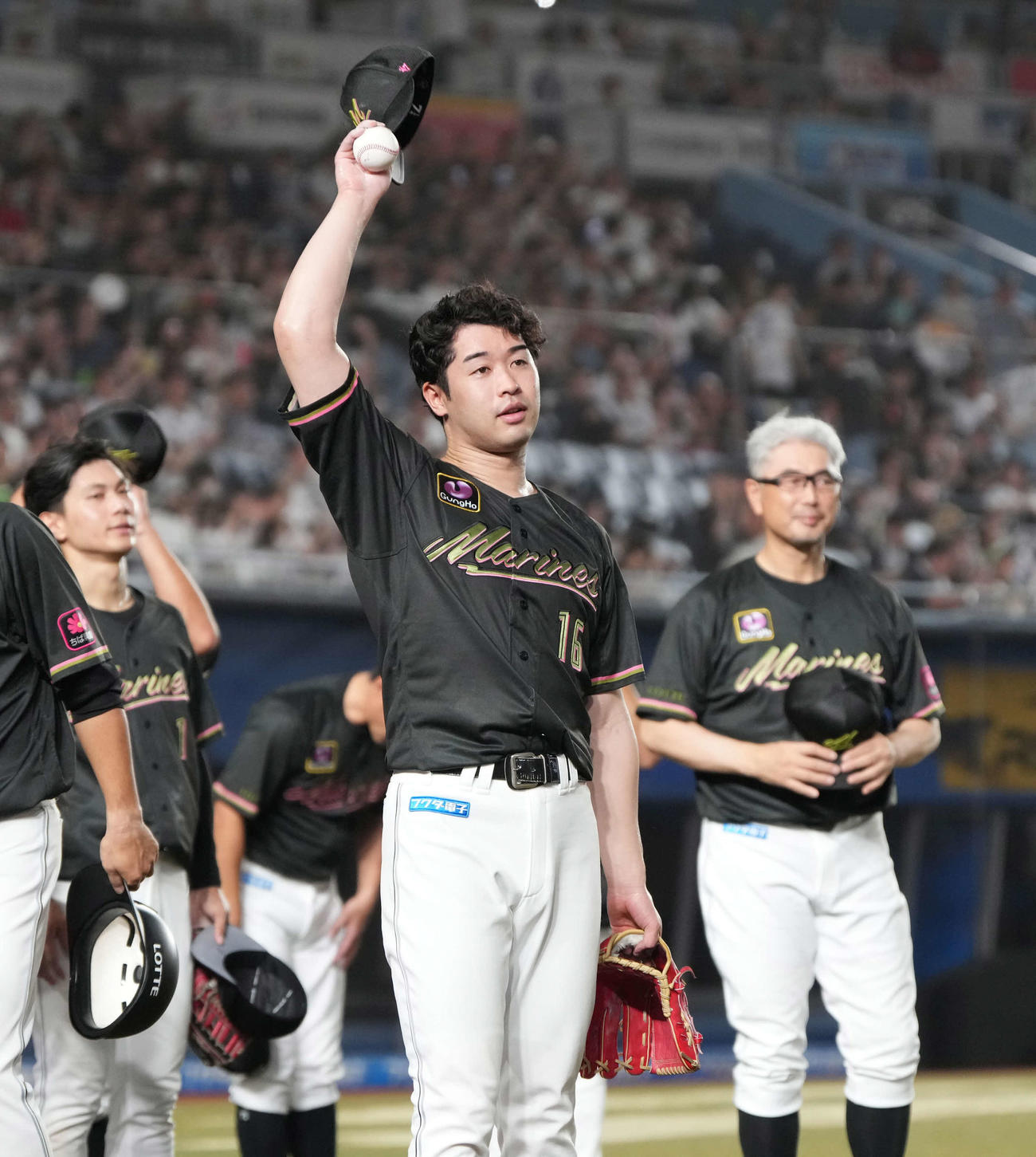 ロッテ対オリックス　ZOZOマリンで初の完投勝利を飾ったロッテ先発の種市（中央）はファンの声援に応える（撮影・小沢裕）
