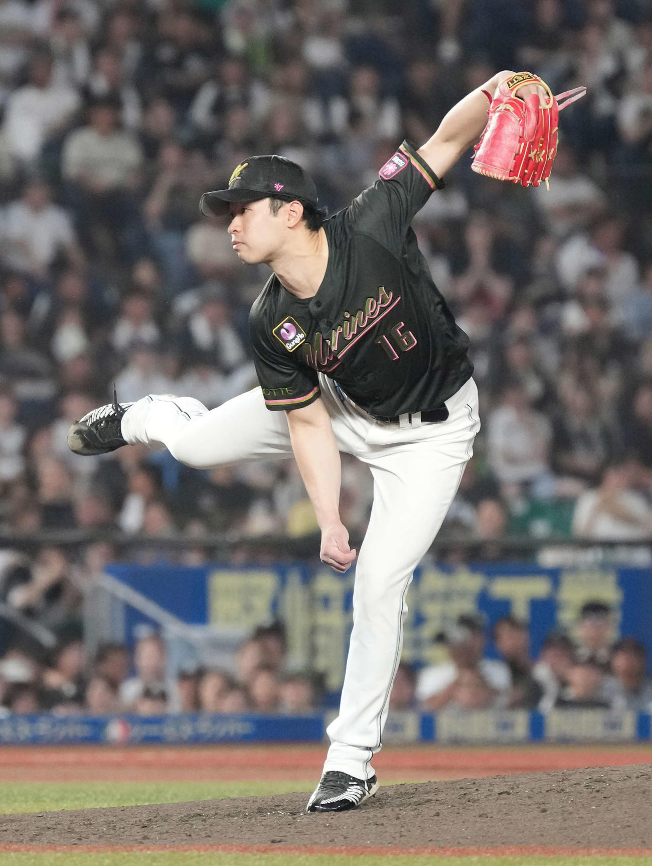 ロッテ対オリックス　ZOZOマリンで初の完投勝利を飾ったロッテ先発の種市（撮影・小沢裕）