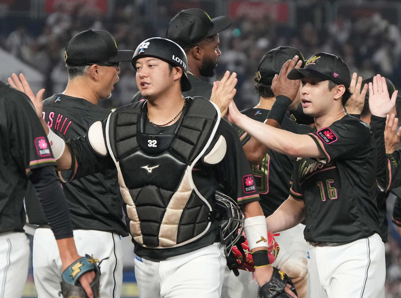 ロッテ対オリックス　ZOZOマリンで初の完投勝利を飾ったロッテ先発の種市は吉井監督とハイタッチ（撮影・小沢裕）