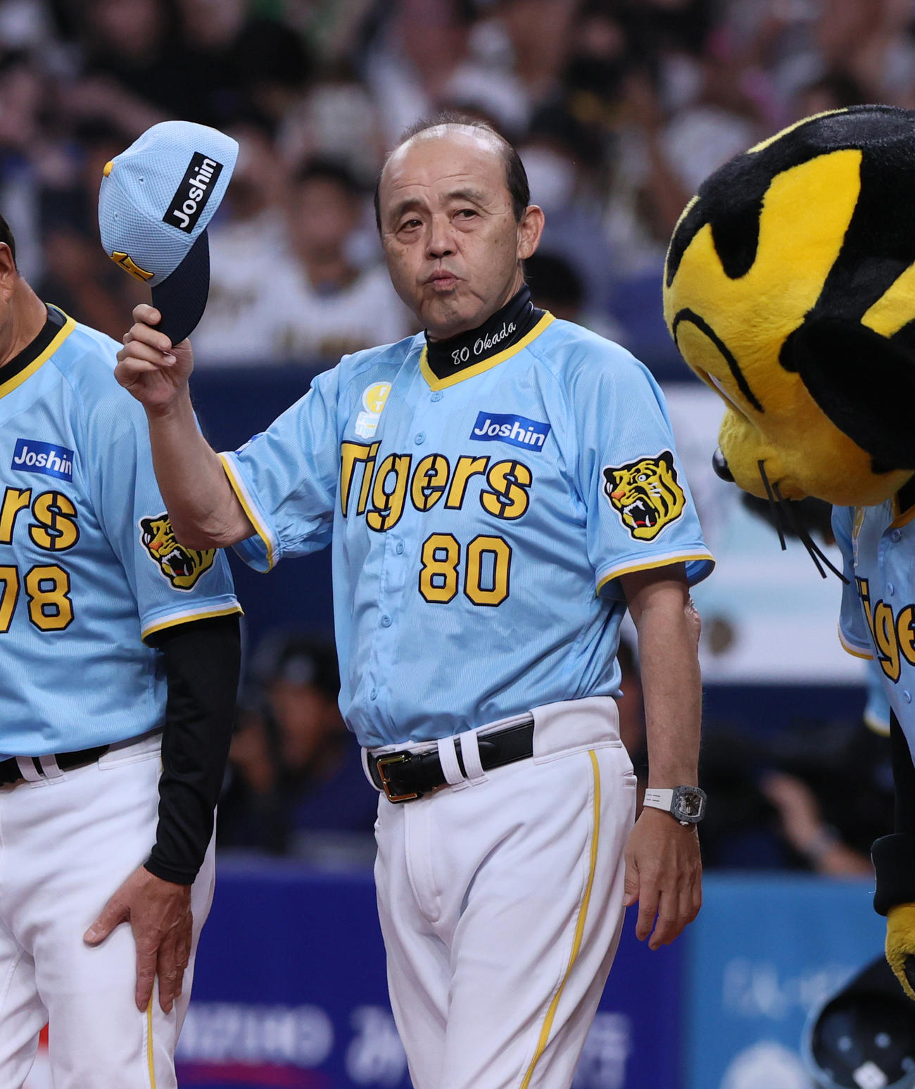 阪神対広島　広島に勝利した阪神岡田監督はスタンドのファンにあいさつする（撮影・上山淳一）