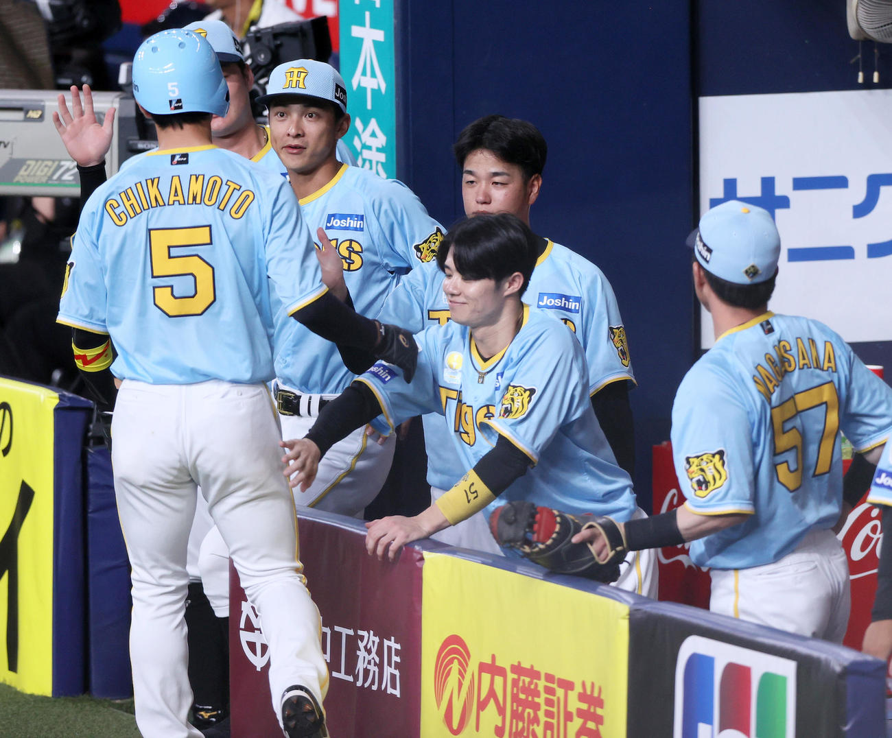 阪神対広島　1回裏阪神1死三塁、森下の中前適時打で先制生還した近本（手前）を出迎える高橋（右から2人目）ら（撮影・上山淳一）