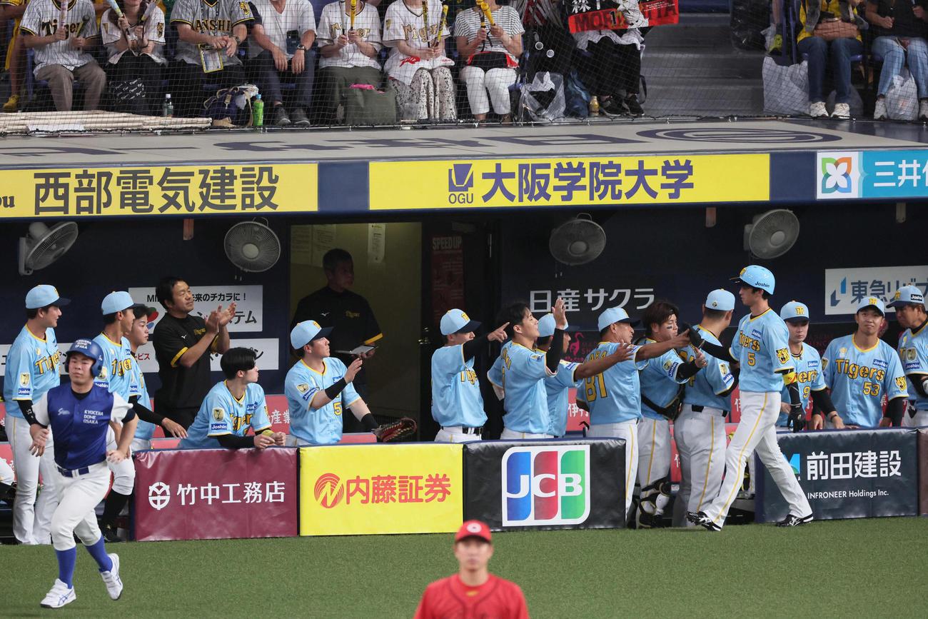 阪神対広島　1回裏阪神1死三塁、森下の中前先生適時打で生還した近本を迎える阪神ナイン（撮影・宮崎幸一）