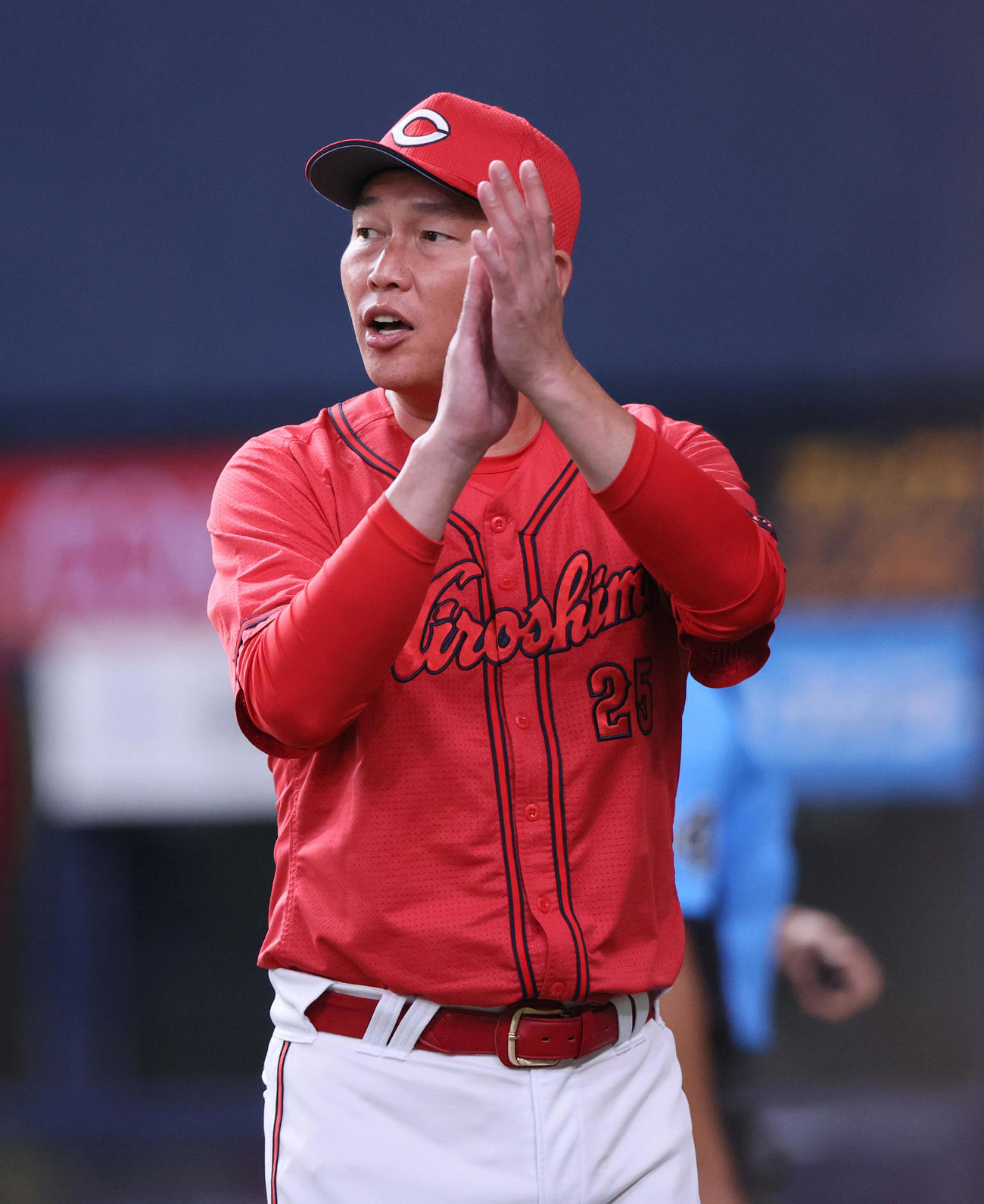 阪神対広島　4回表終了後、広島新井監督は選手交代を告げベンチへ戻る（撮影・上山淳一）