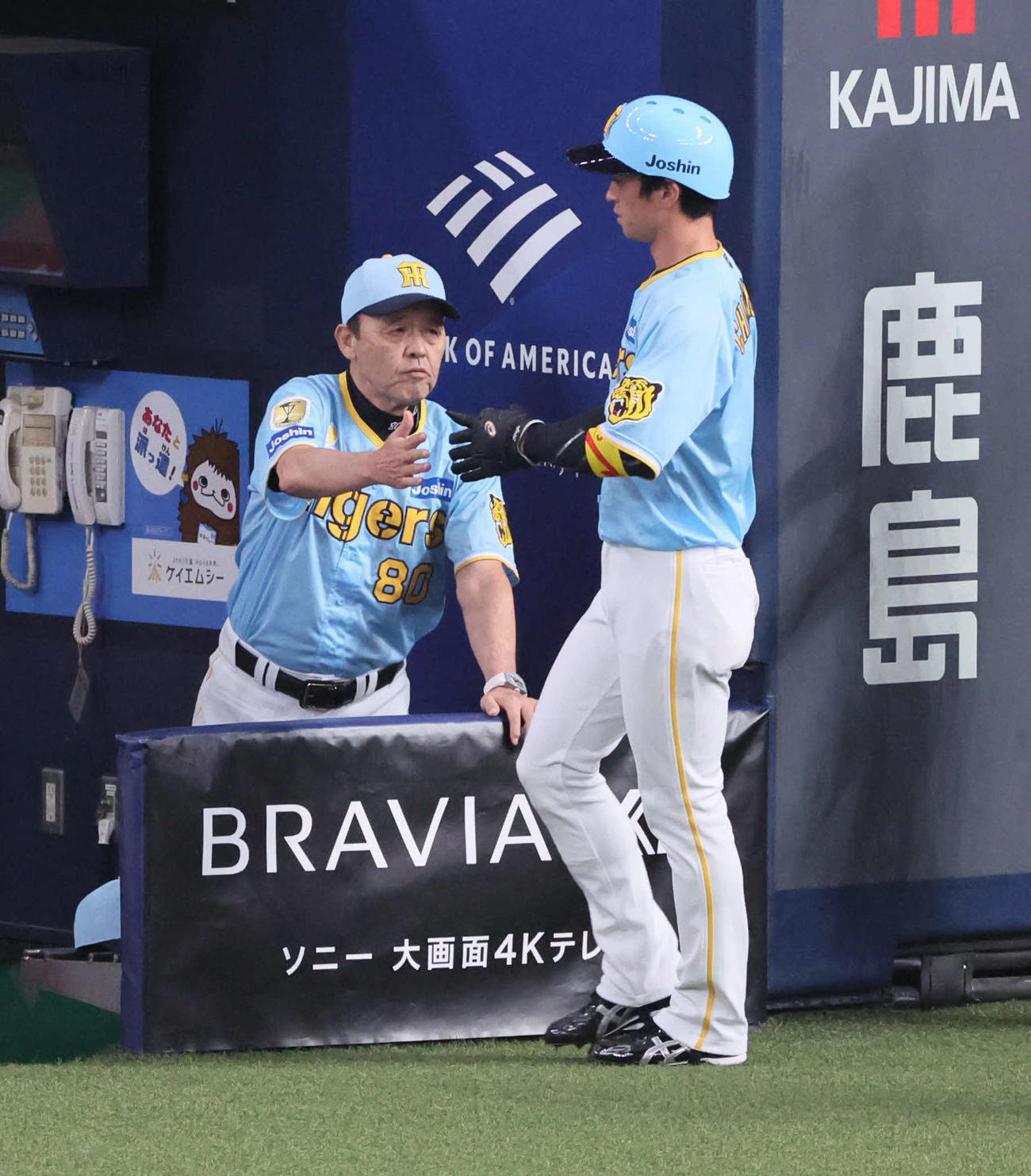 阪神対広島　1回裏阪神1死三塁、岡田監督（左）は森下の中前先生適時打で生還した近本を迎える（撮影・宮崎幸一）