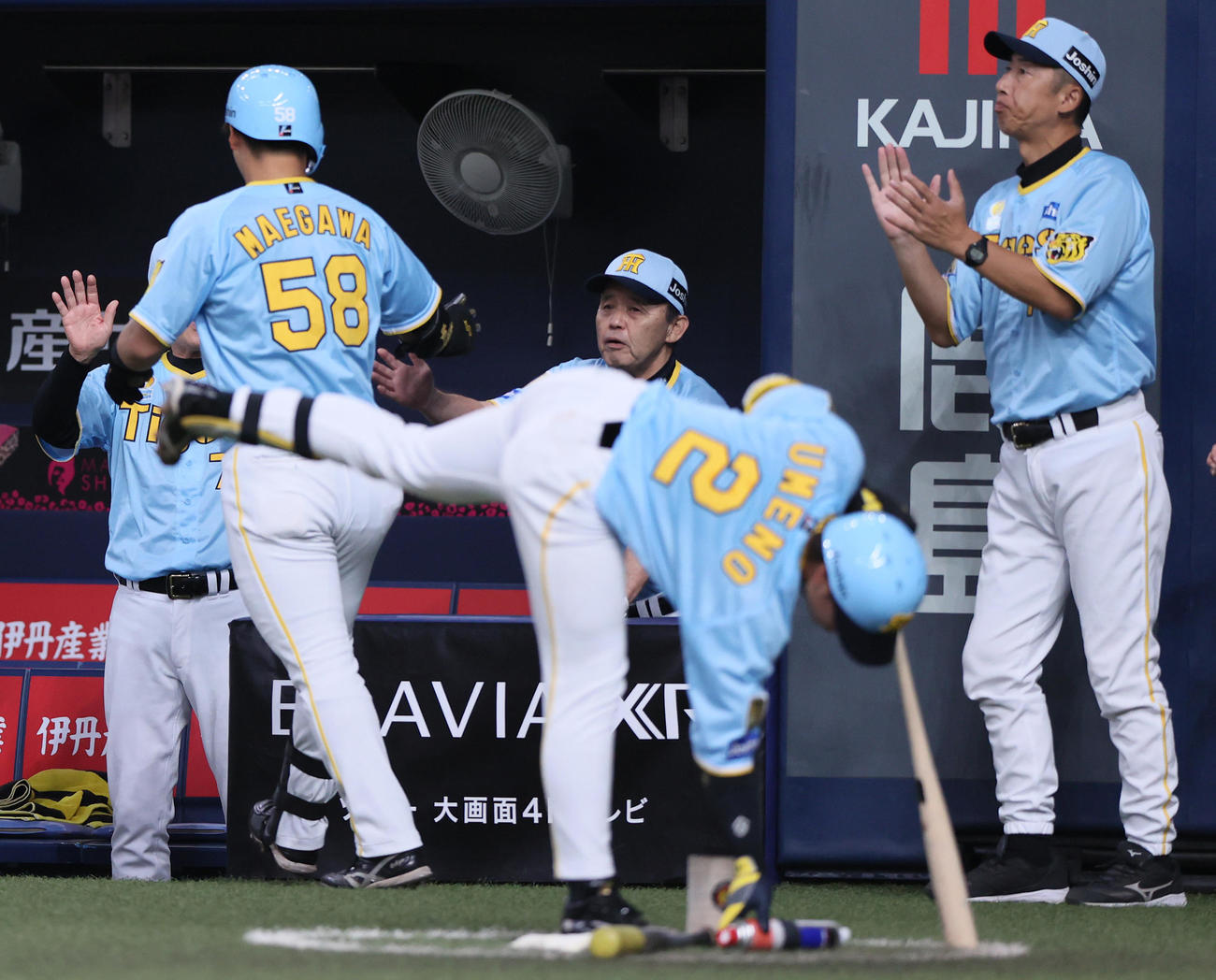 阪神対広島　4回裏阪神無死、前川（手前）は右越えソロ本塁打を放ち、岡田監督らから迎えられる（撮影・上山淳一）