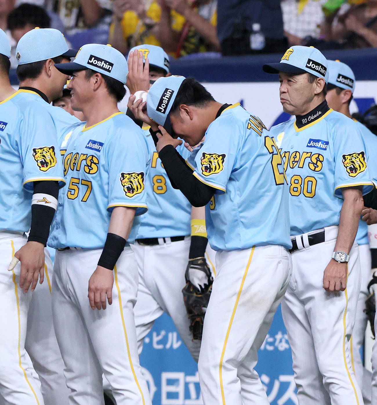阪神対広島　勝利投手となった阪神高橋（手前）は岩崎からウイニングボールを受け取る。右は岡田監督（撮影・上山淳一）